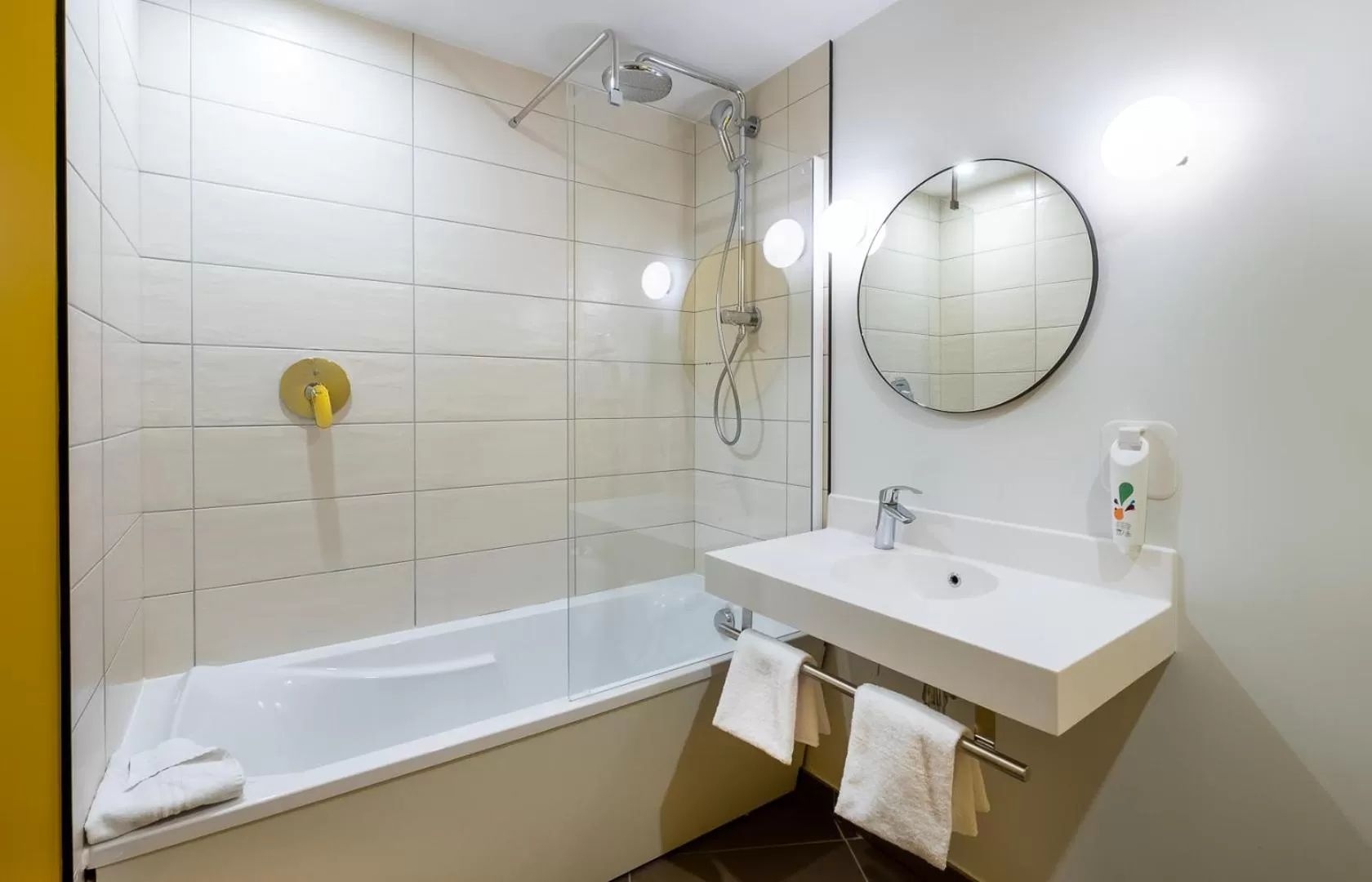 Shower in ibis Styles Paris Meteor Avenue d'Italie