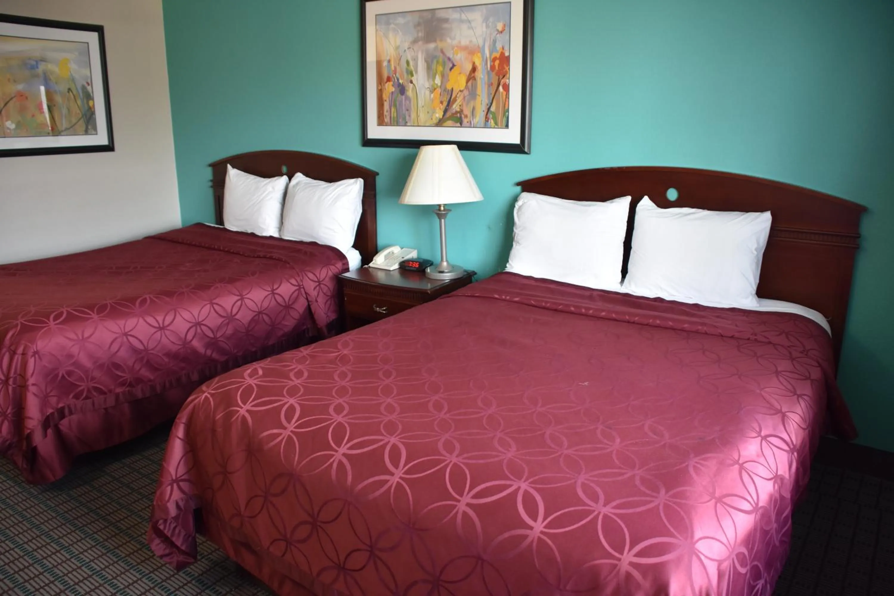 Bed in Rodeway Inn Syracuse Carrier Circle