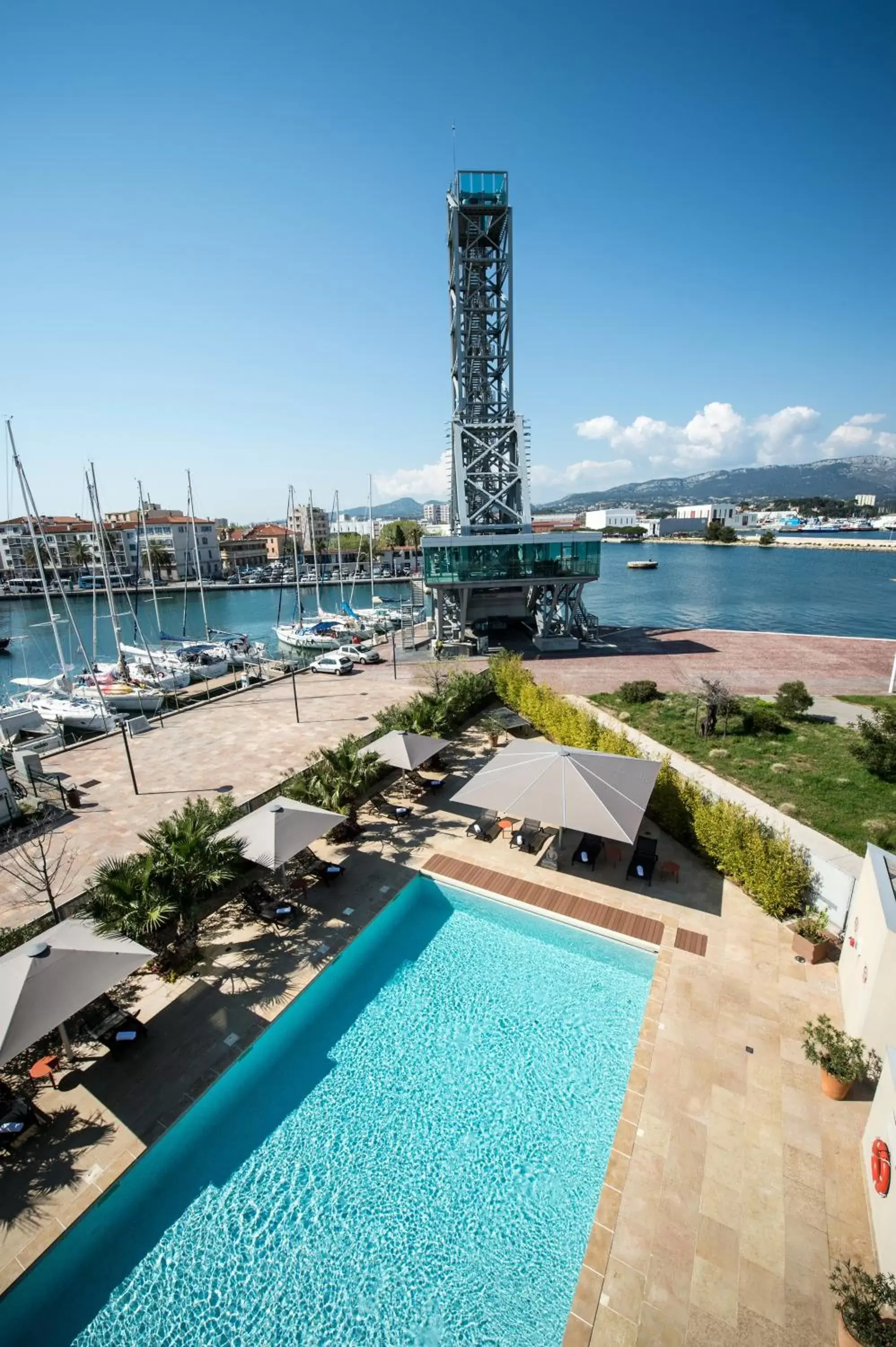 Mountain view in Hôtel Mercure Toulon La Seyne-Sur-Mer