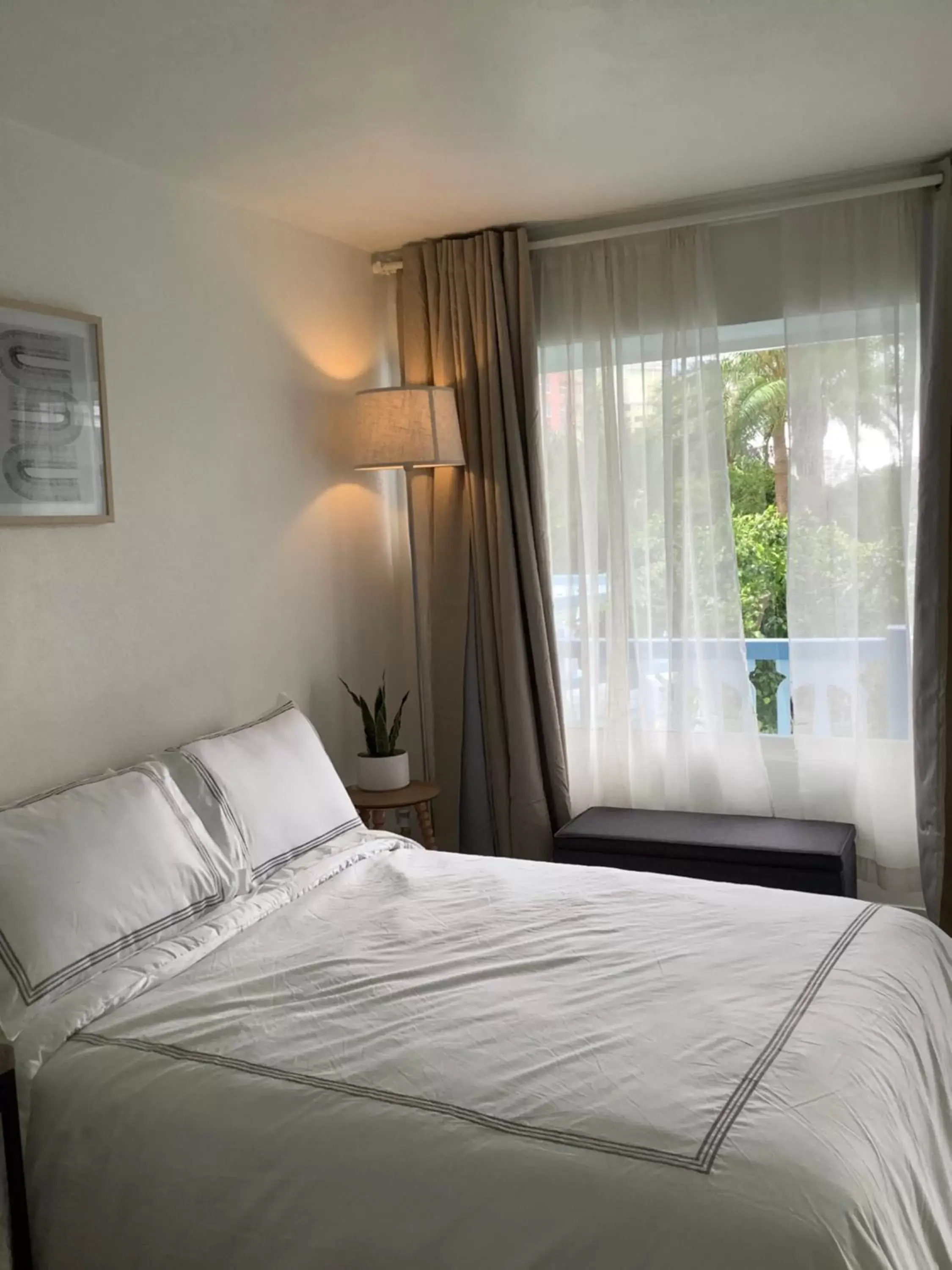 Balcony/Terrace, Bed in Hotel Motel Lauderdale Inn