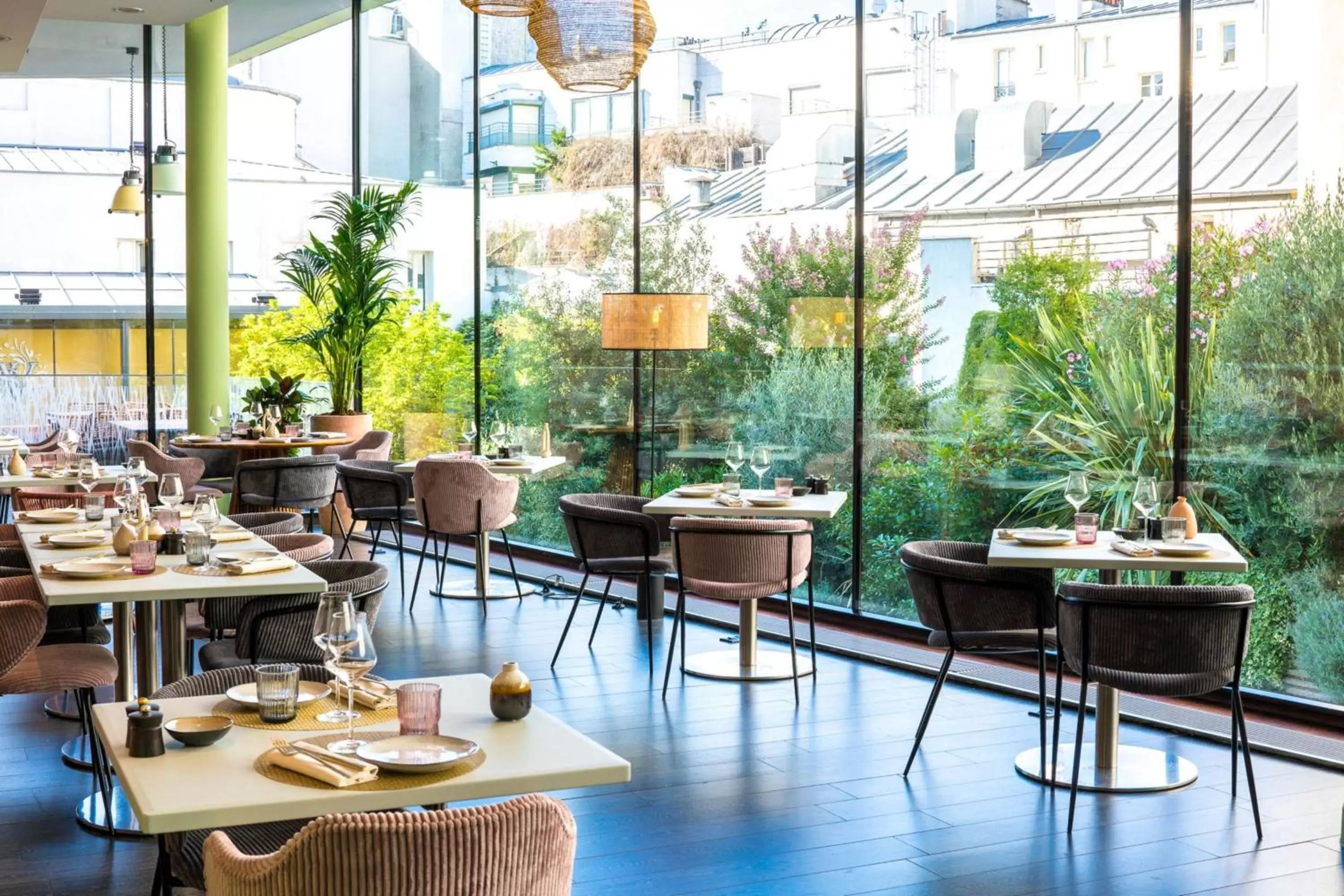Restaurant/Places to Eat in Renaissance Paris Arc de Triomphe Hotel
