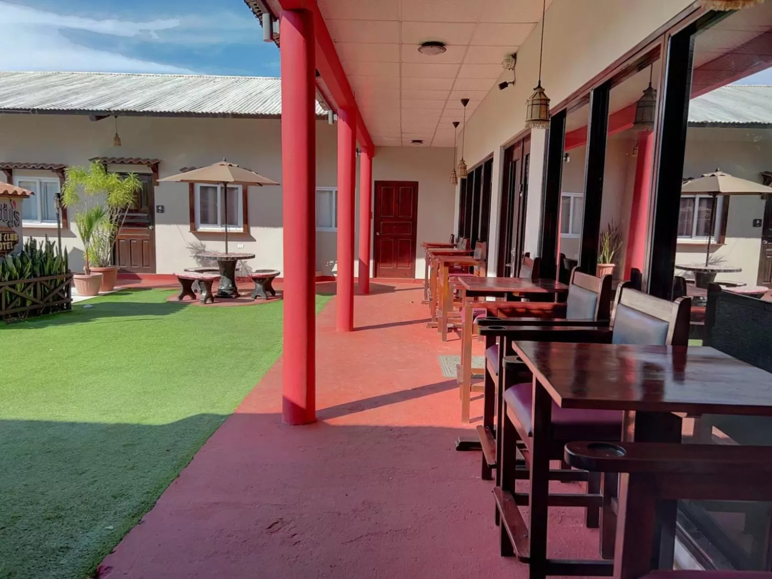 Restaurant/places to eat in Big Daddy's Beach Club & Hotel