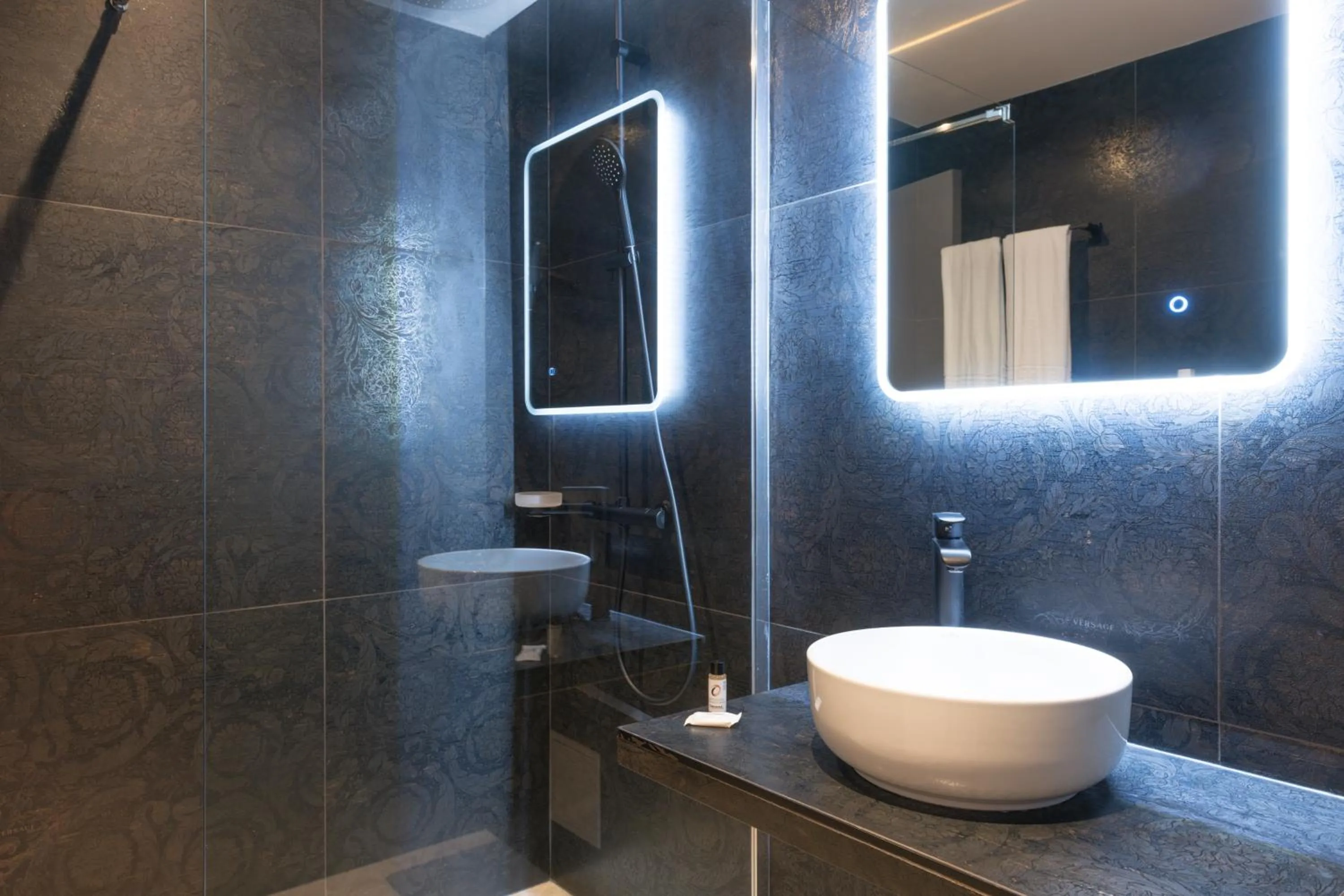 Bathroom in The Originals Boutique, Parc Hôtel, Orléans Sud