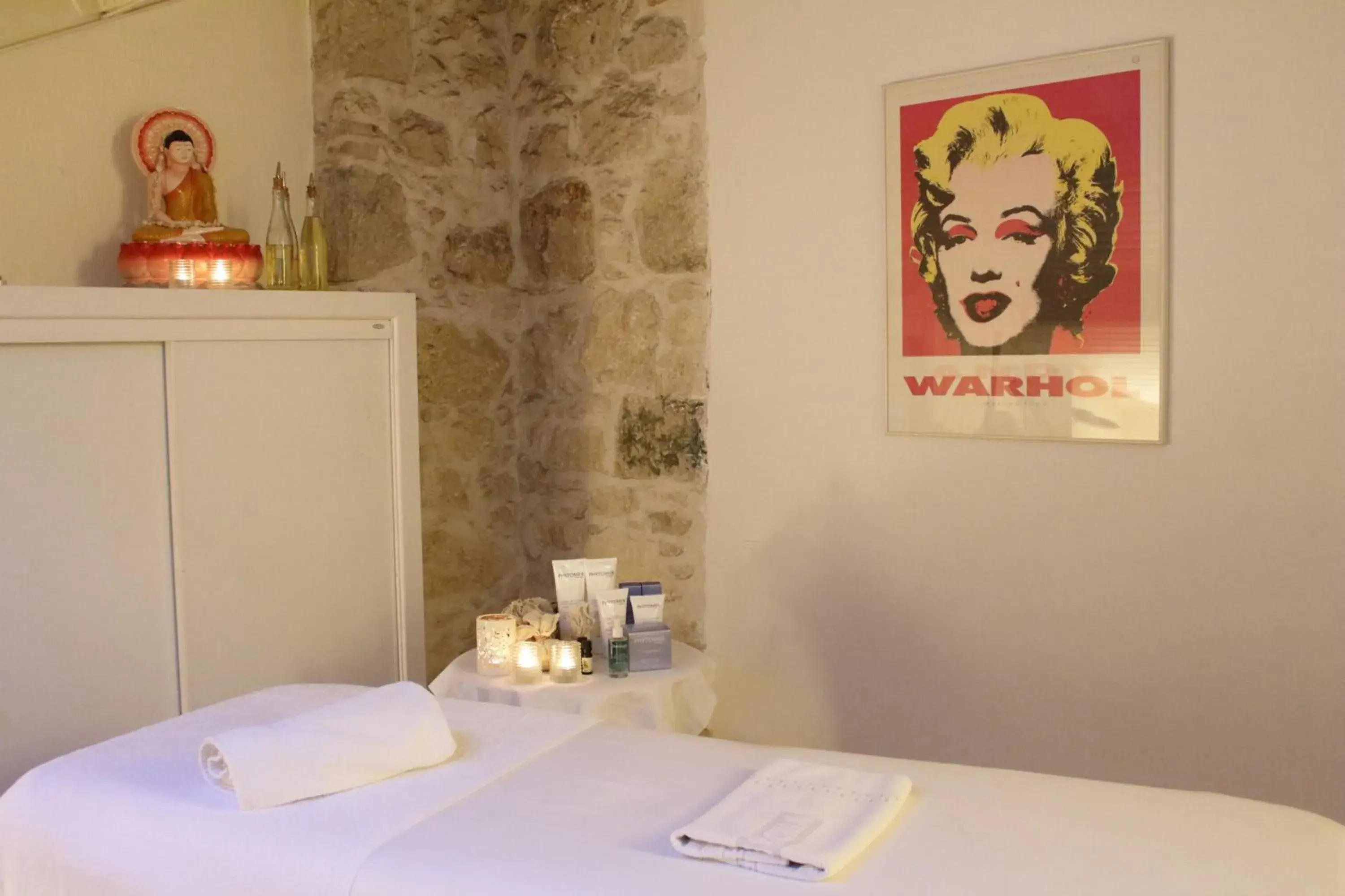 Massage, Bed in Le Windsor, Jungle Art Hotel