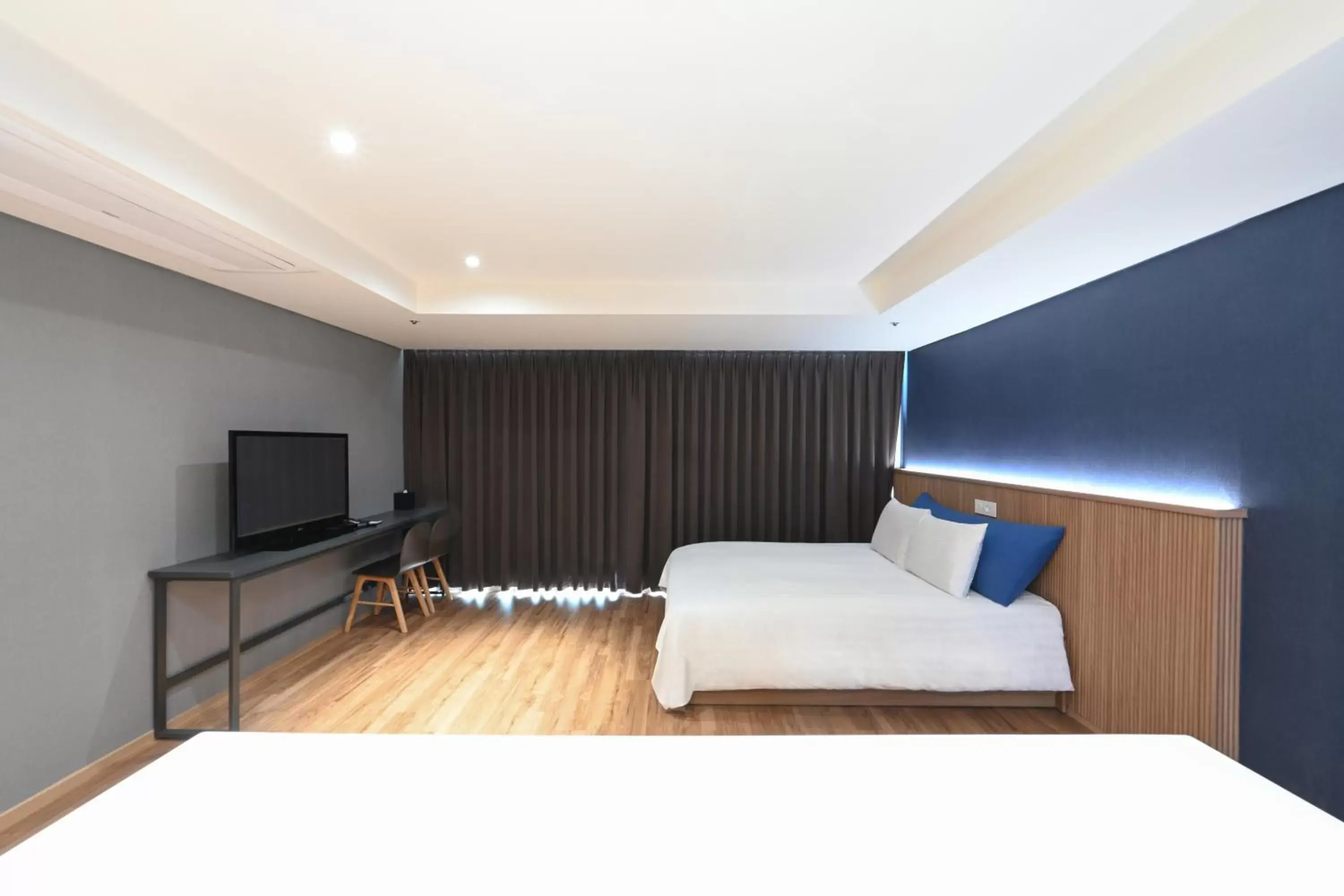 Bed, TV/Entertainment Center in Kolon Seacloud Hotel