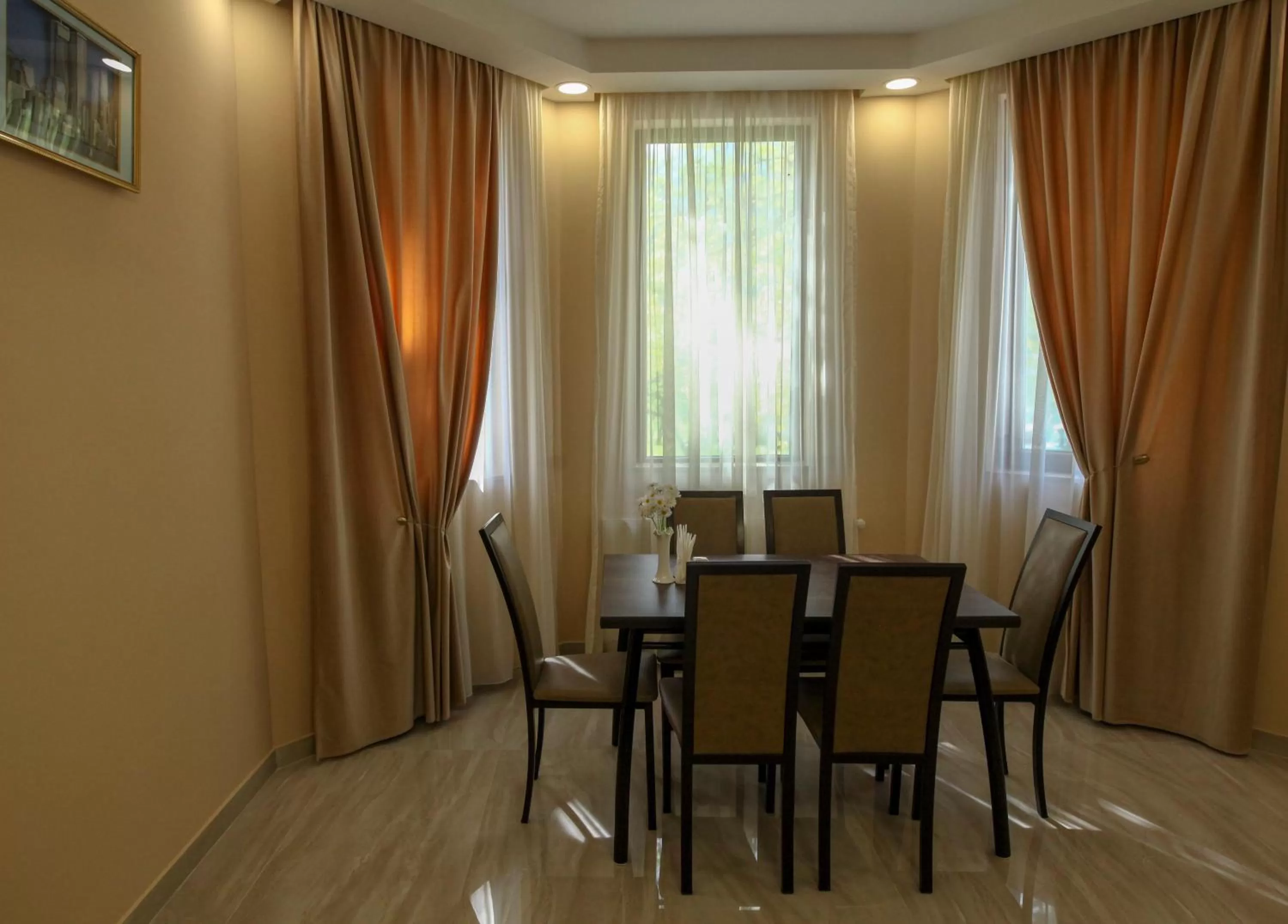 Dining area in Hotel Patriot