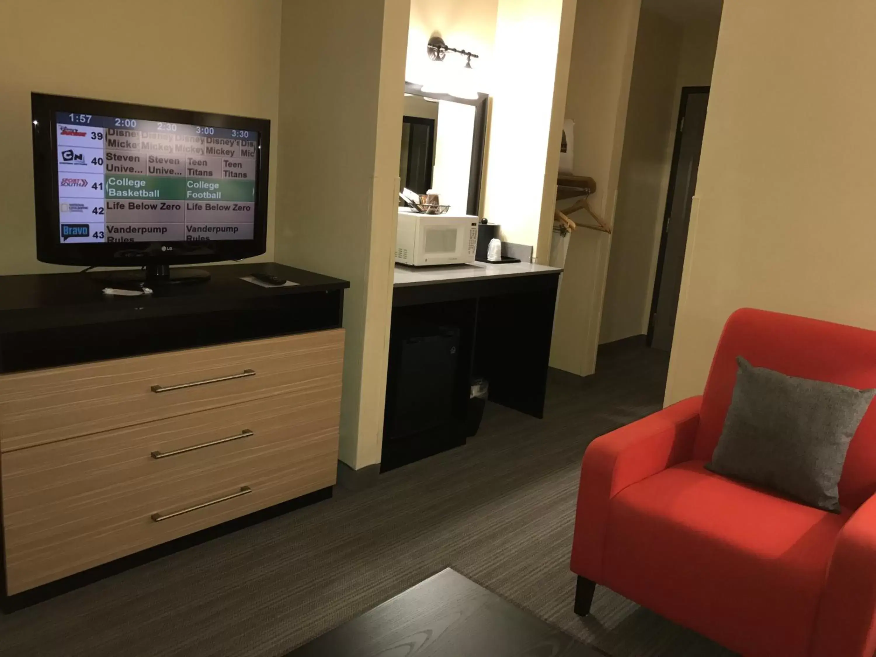 Living room, TV/Entertainment Center in Country Inn & Suites by Radisson, Dalton, GA