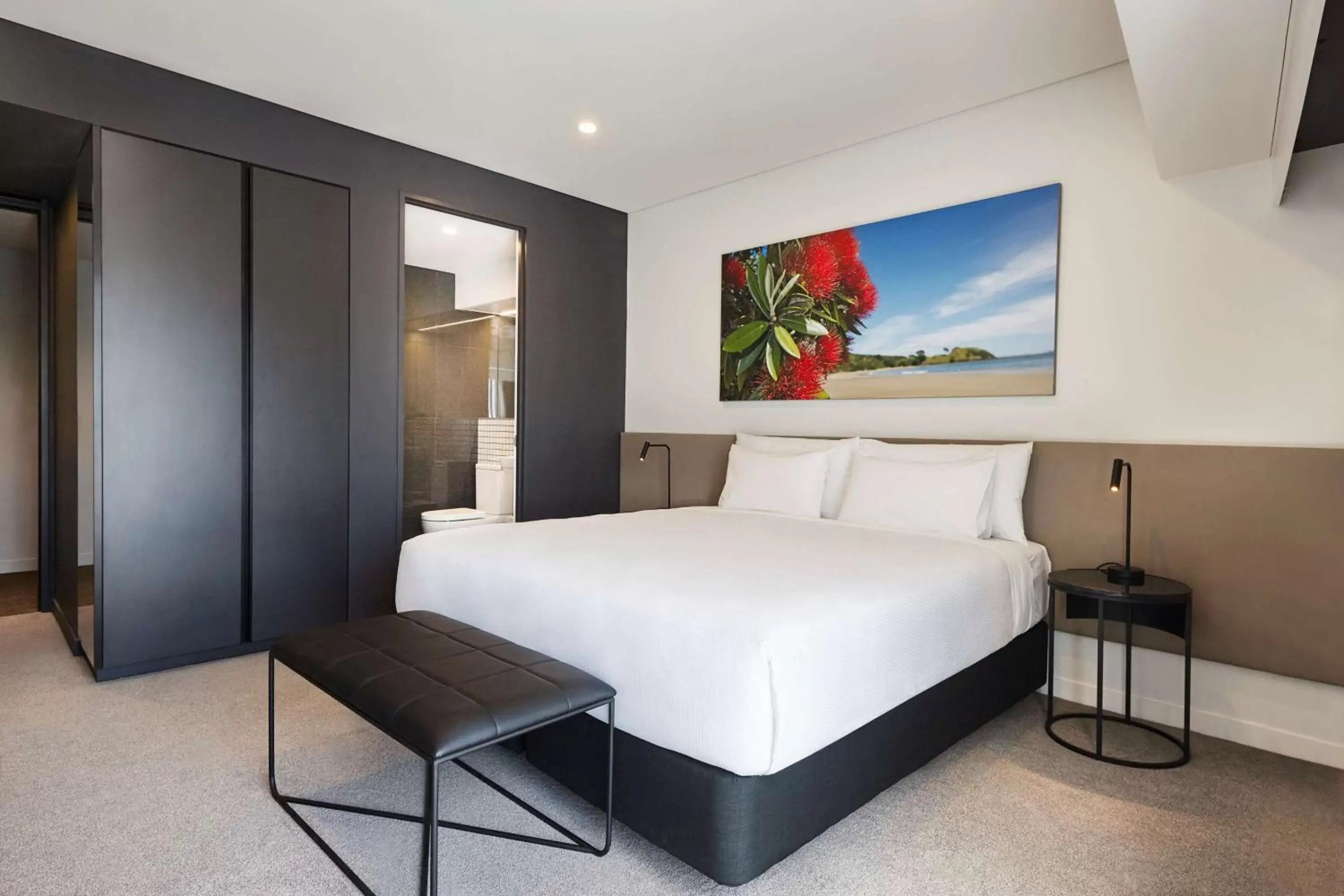 Photo of the whole room, Bed in Travelodge Hotel Auckland Wynyard Quarter