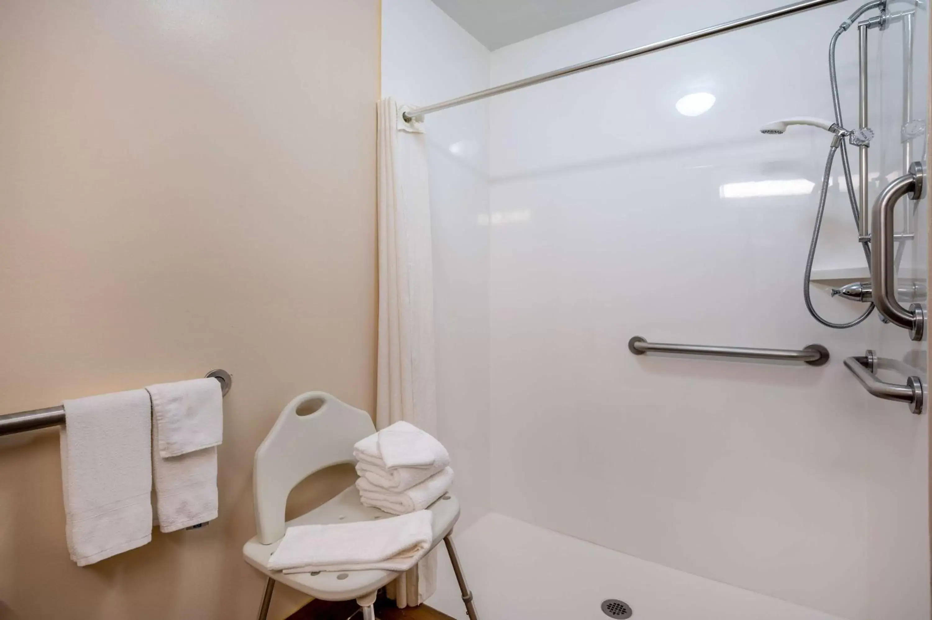 Shower, Bathroom in Super 8 by Wyndham Columbus West