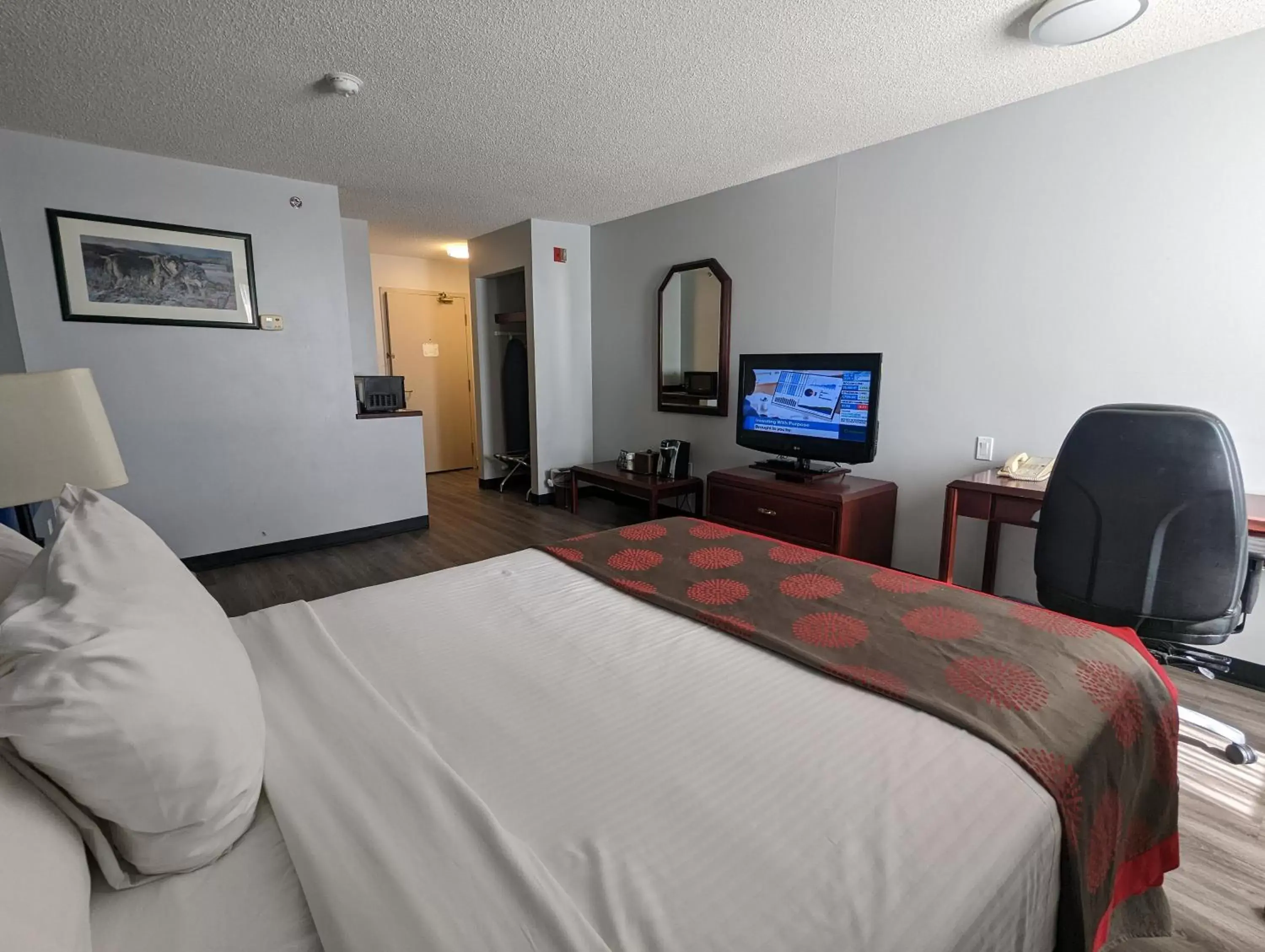 Photo of the whole room, Bed in DIVYA SUTRA Riviera Plaza and Conference Centre Calgary Airport