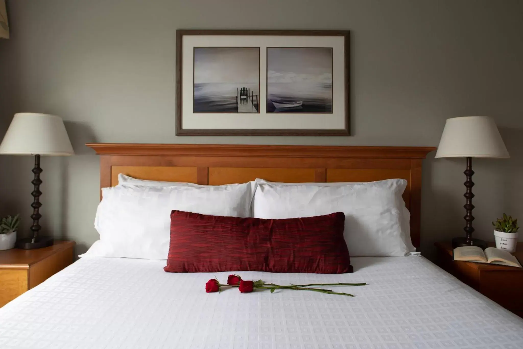Bedroom, Bed in Rivertide Suites