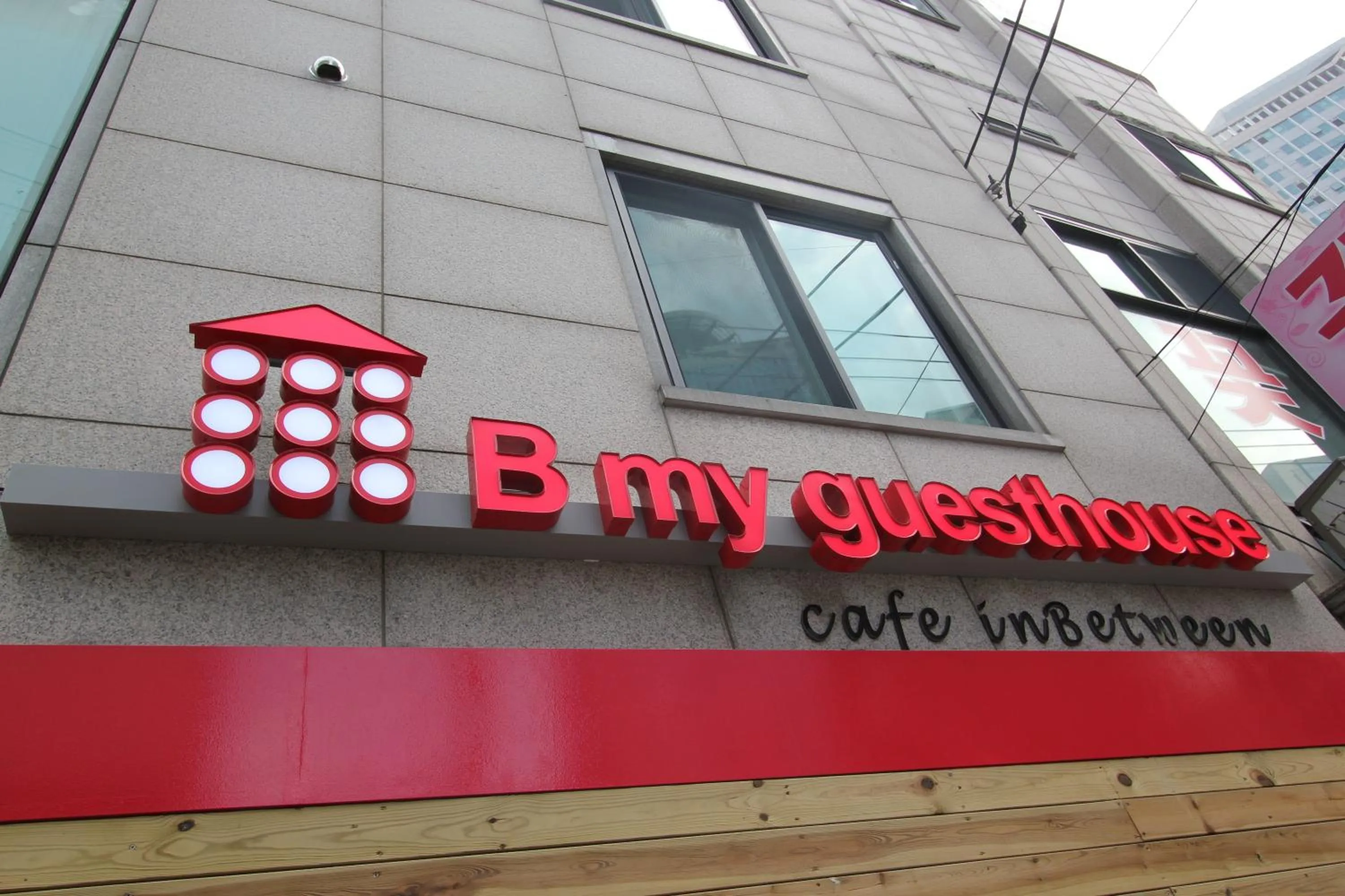 Facade/entrance in B My Guesthouse