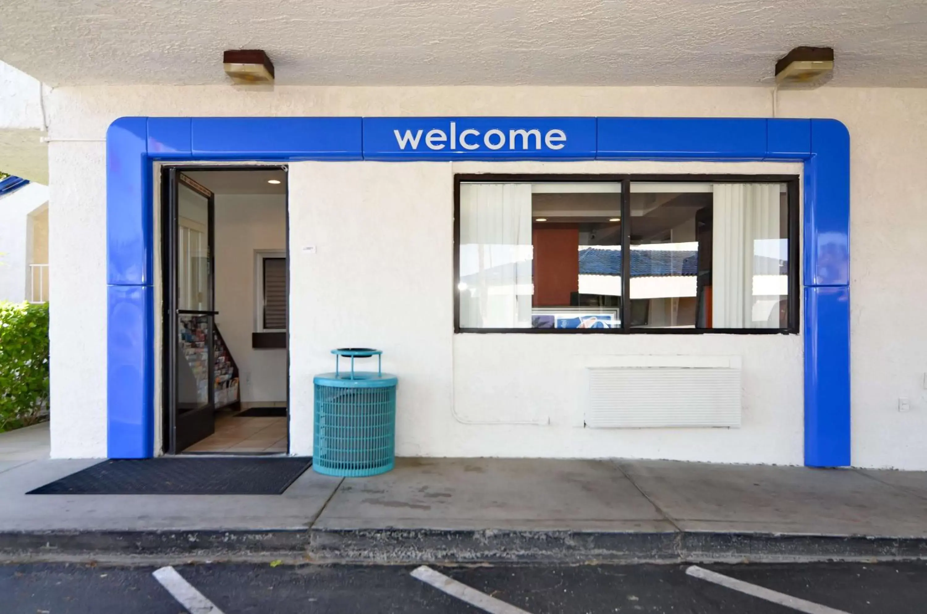 Property building in Motel 6-North Palm Springs, CA - North