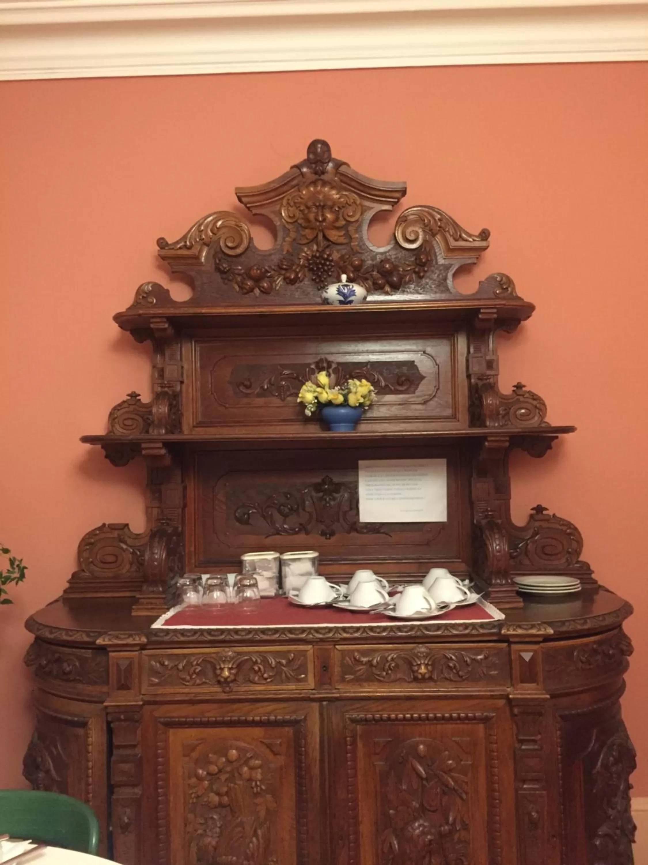 Communal lounge/ TV room in Pension Bienvenue (Women only)