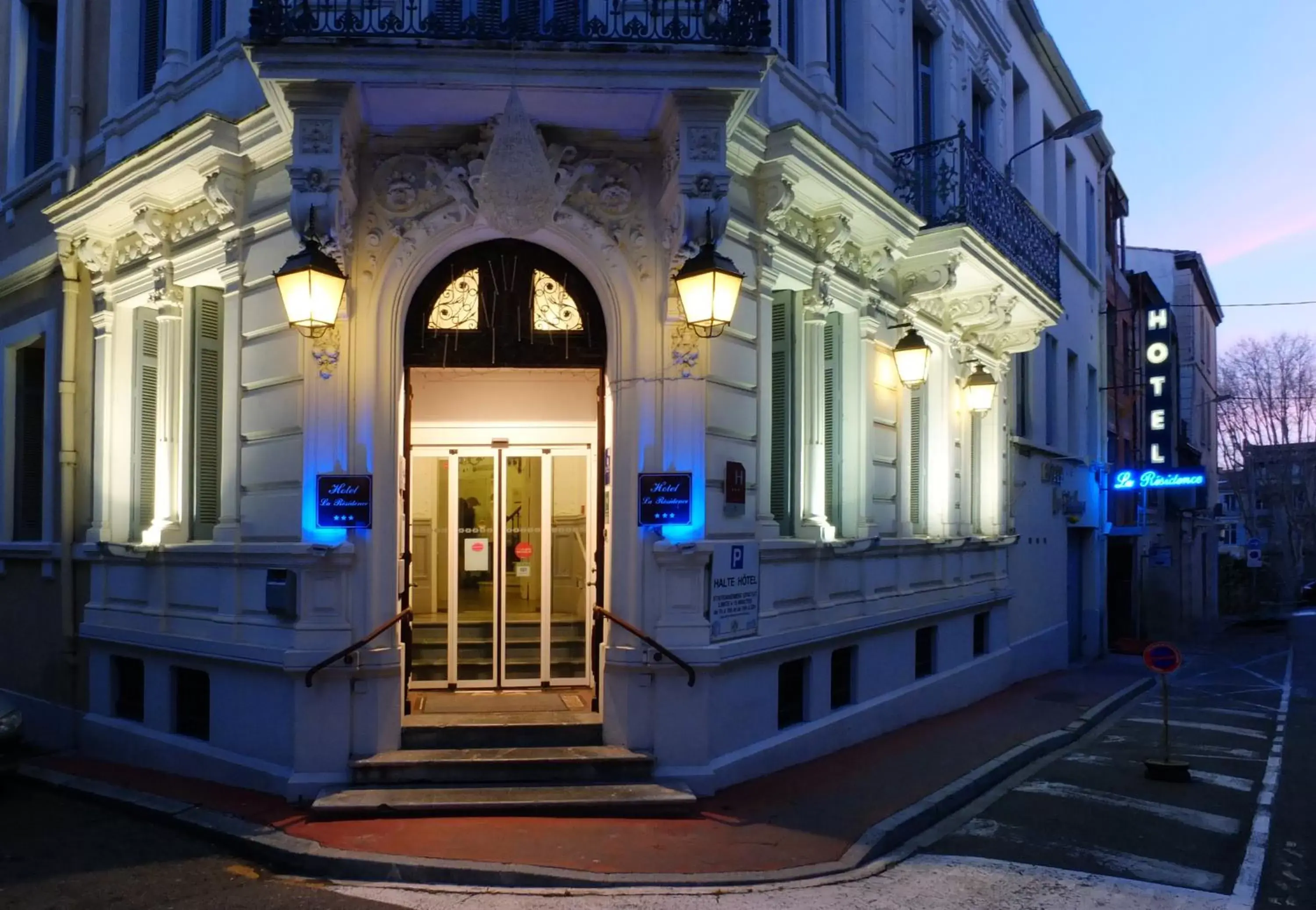 Facade/entrance in Hôtel La Résidence