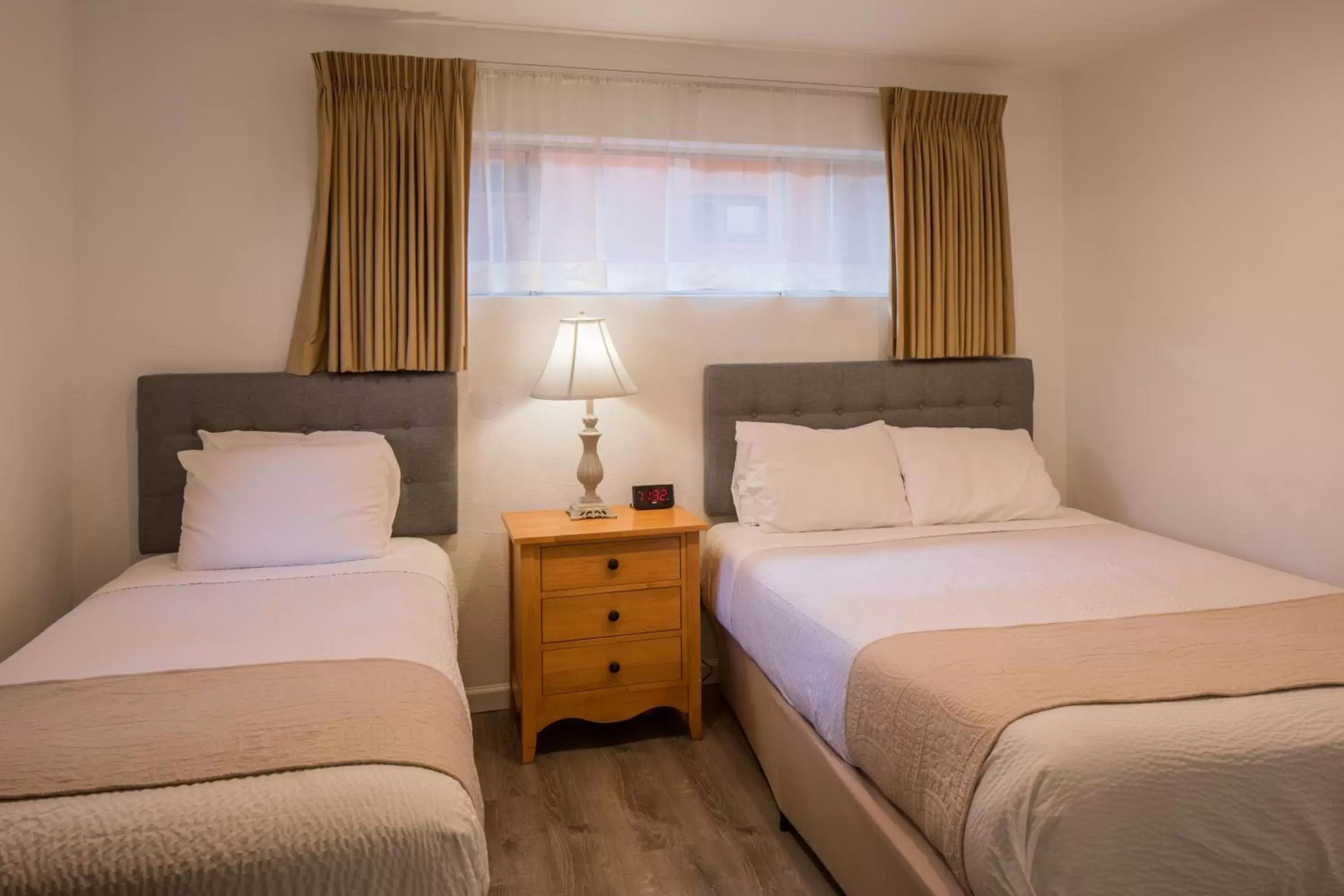 Bedroom, Bed in Andril Fireplace Cottages