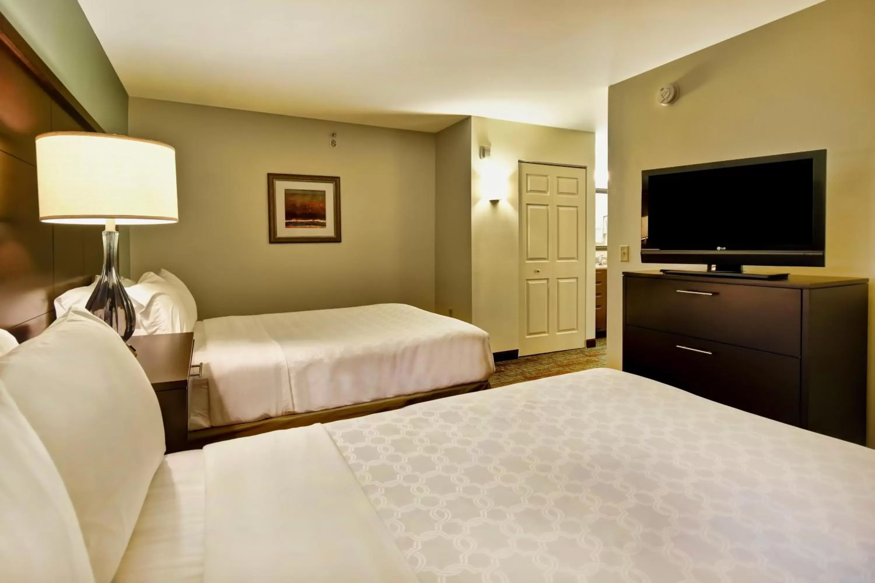 Photo of the whole room, Bed in Staybridge Suites Middleton/Madison-West, an IHG Hotel