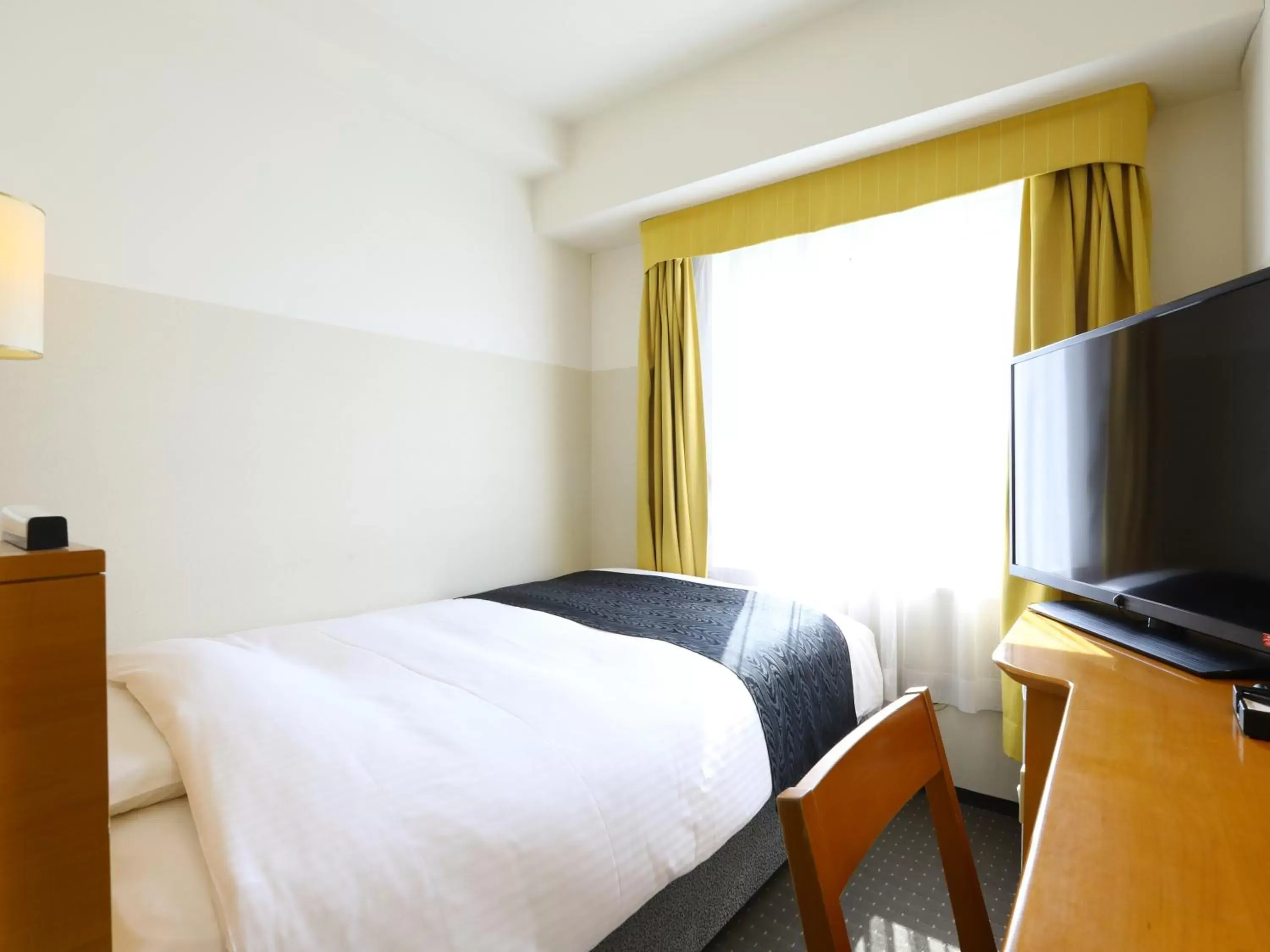 Photo of the whole room, Bed in APA Hotel Chiba Yachiyo Midorigaoka