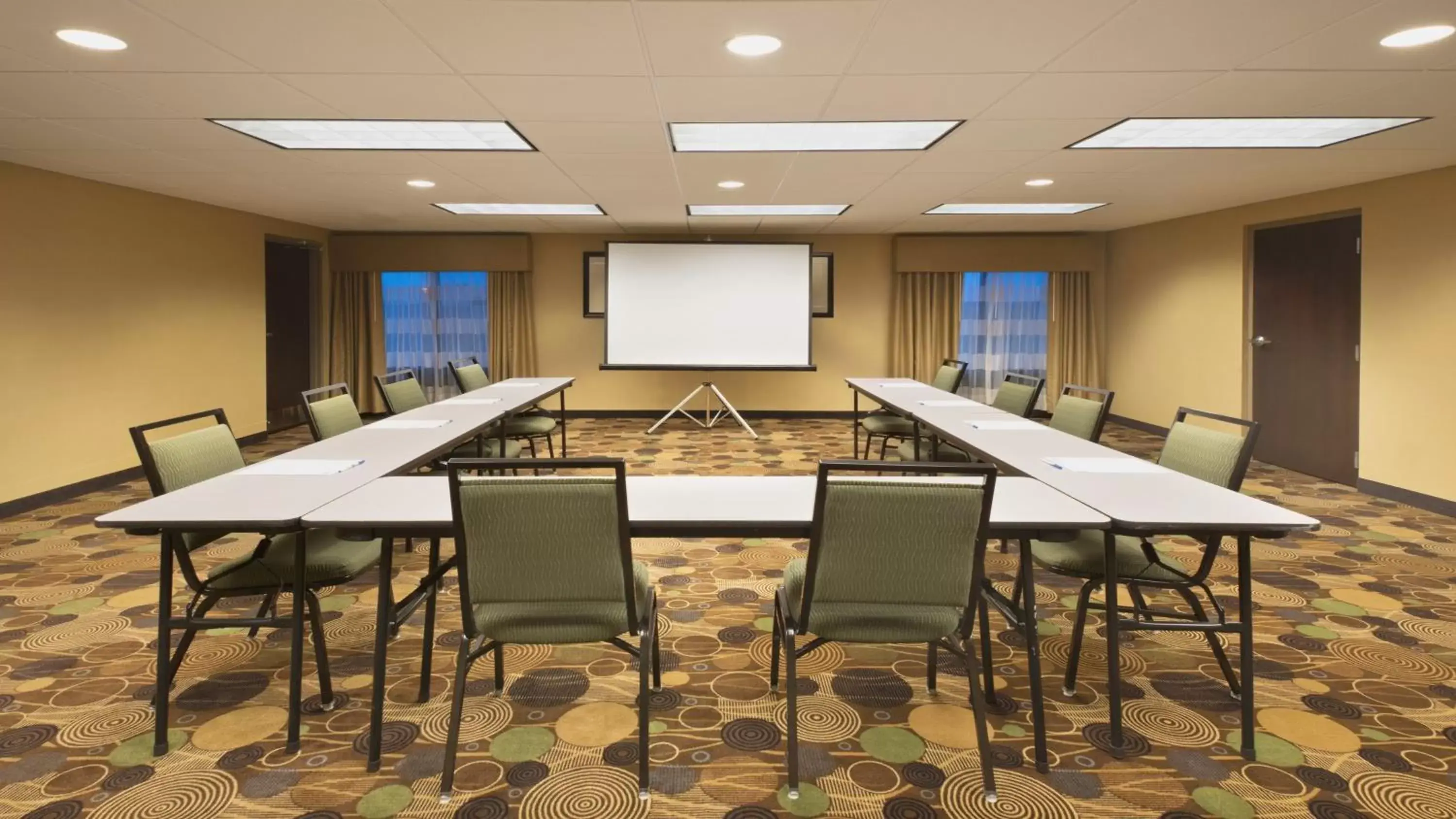 Meeting/conference room in Holiday Inn Express Hotel & Suites Colby, an IHG Hotel