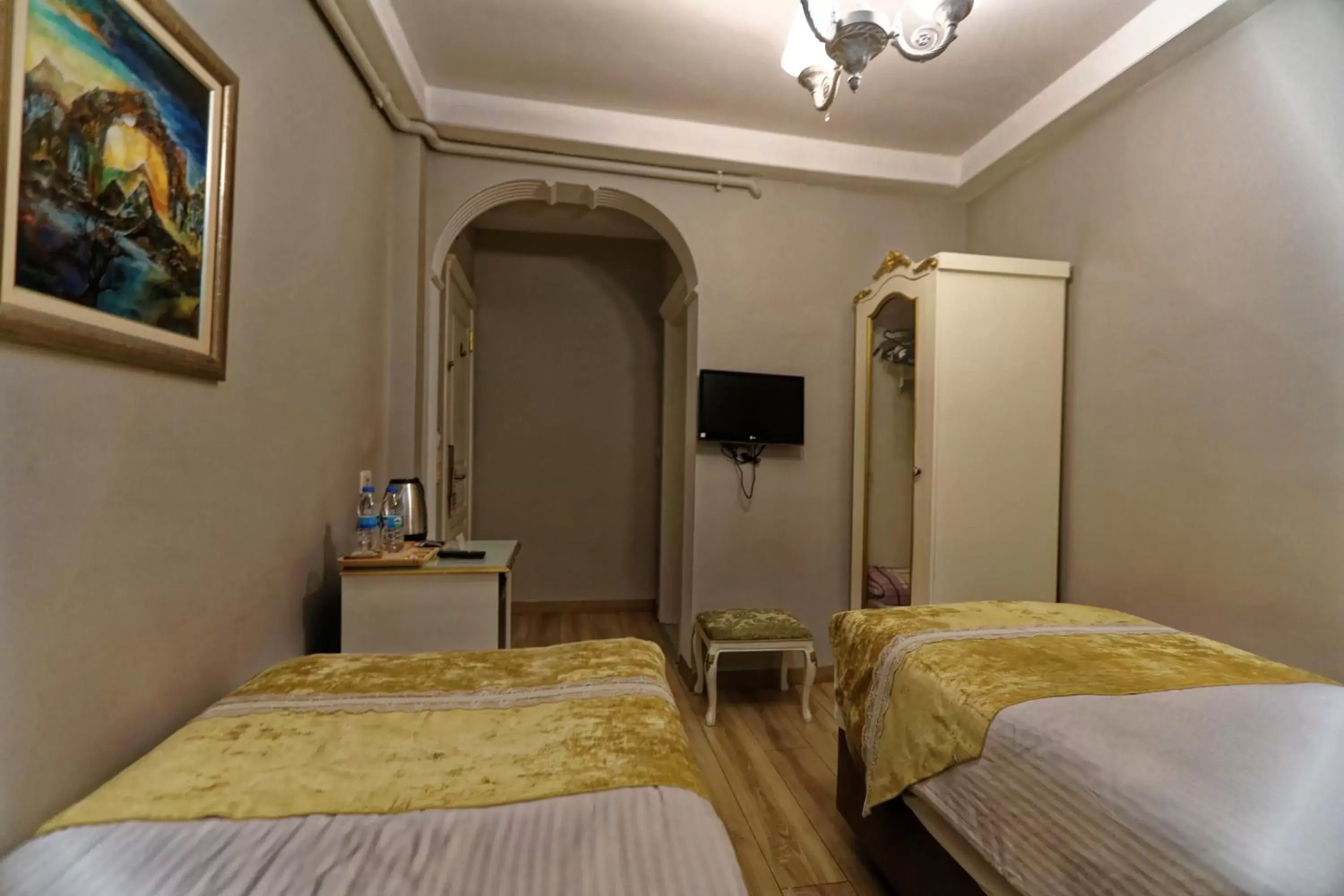 Photo of the whole room, Bed in Romantic Hotel Istanbul
