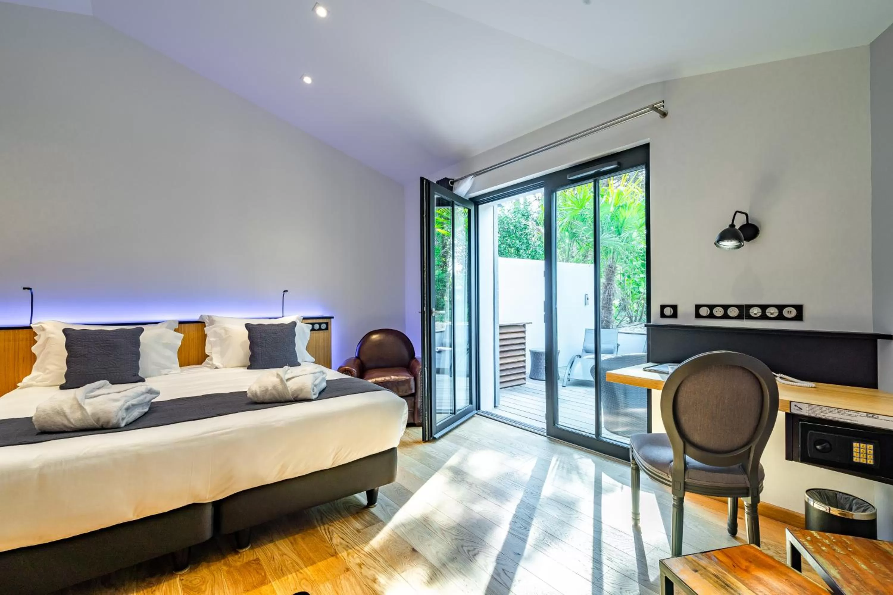 Balcony/Terrace, Bed in Hôtel Ile de Ré