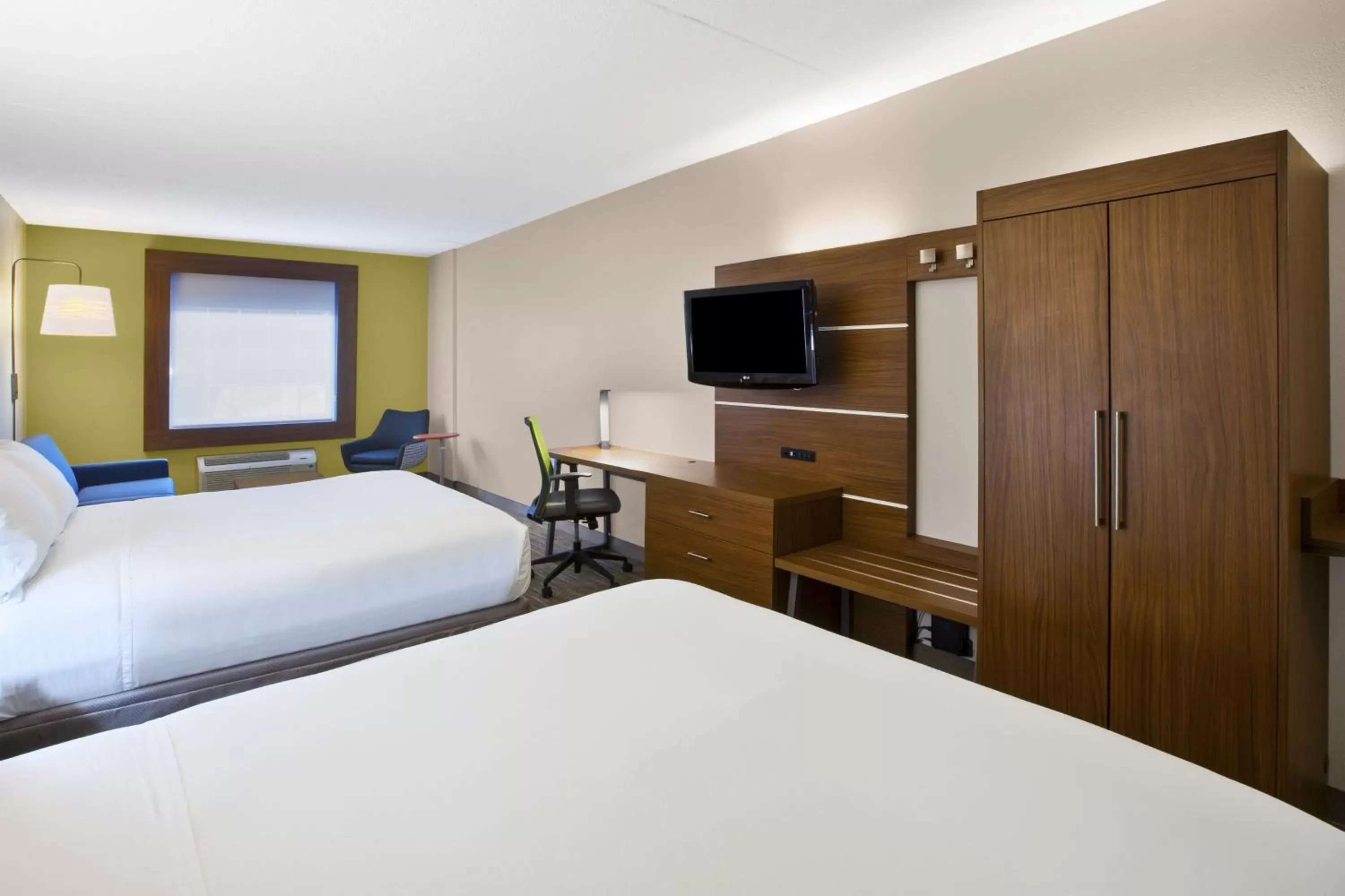 Photo of the whole room, Bed in Holiday Inn Express Hotel & Suites Manchester Conference Center, an IHG Hotel