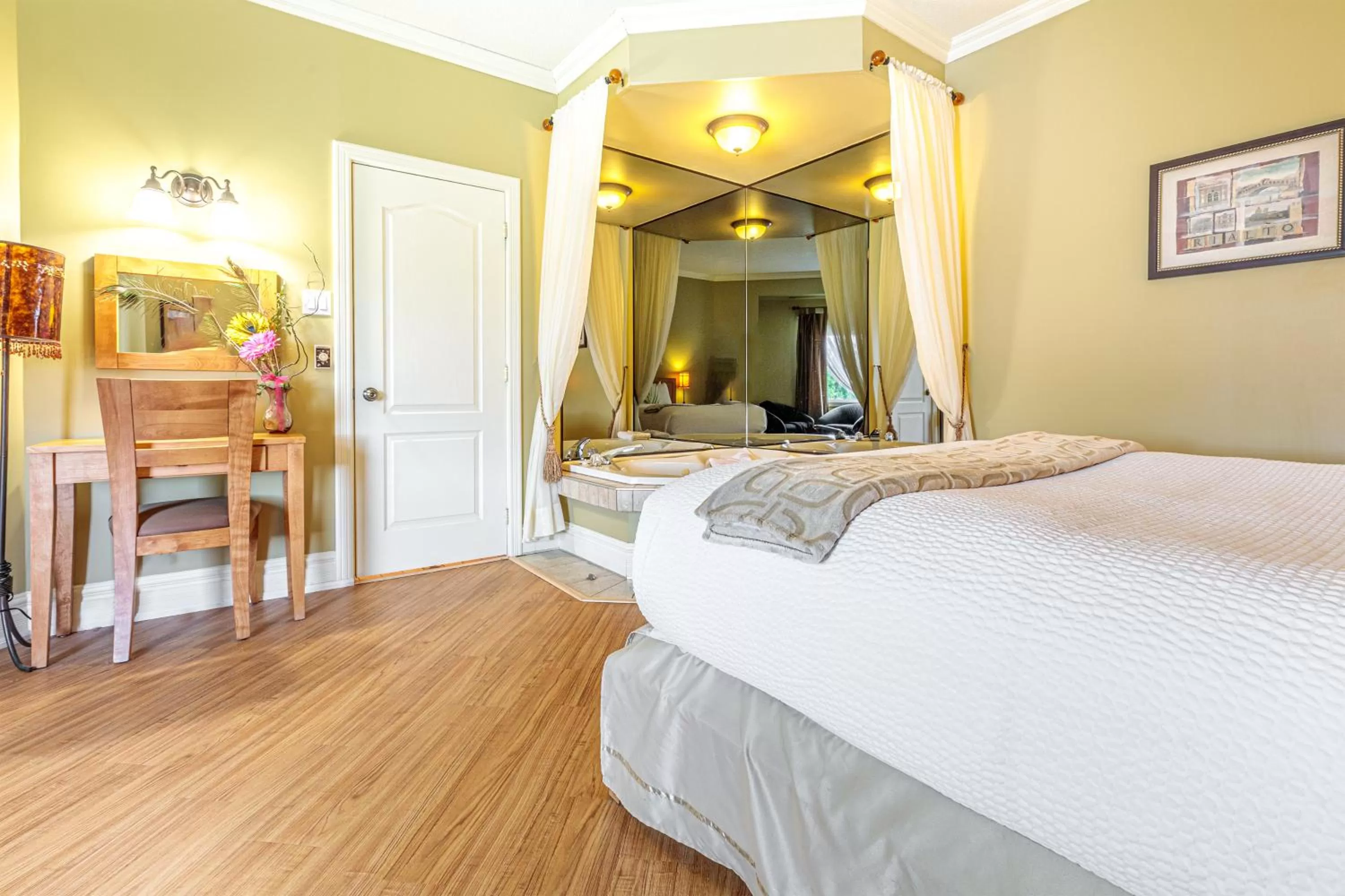 Bedroom, Bed in Days Inn by Wyndham Berthierville