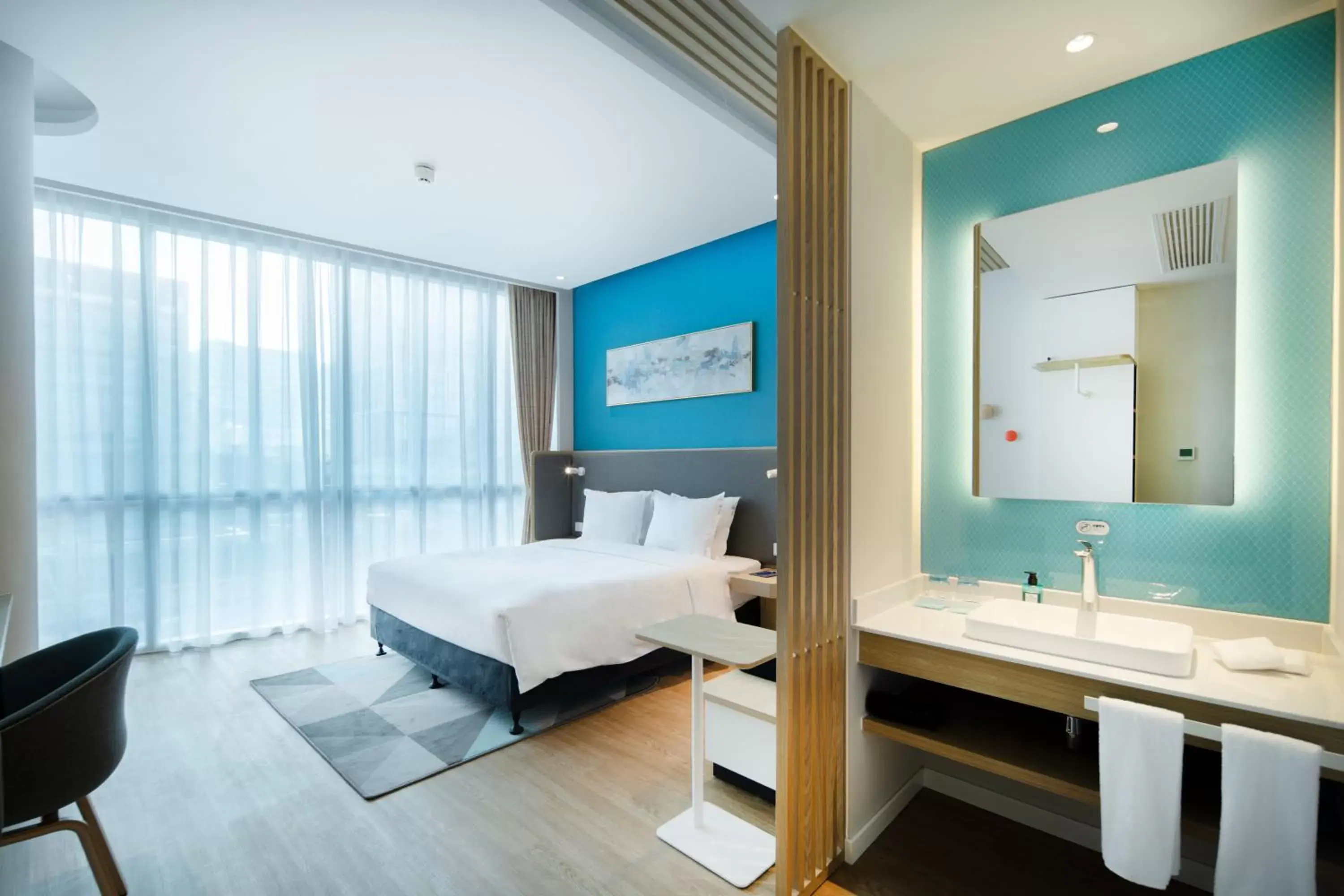 Photo of the whole room, Bathroom in Holiday Inn Express Shanghai Pudong Zhangjiang, an IHG Hotel