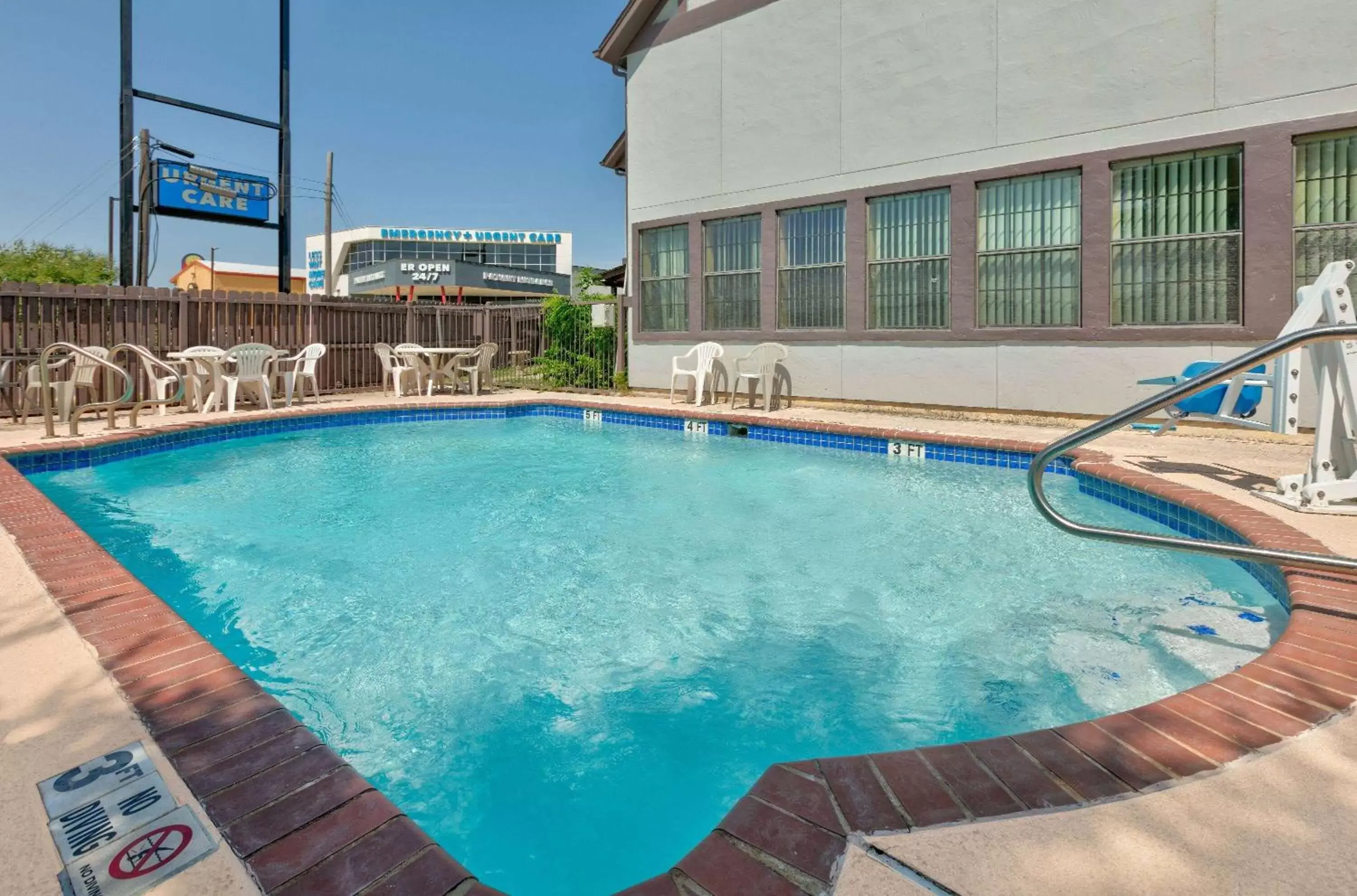 Pool view, Swimming Pool in Howard Johnson by Wyndham San Marcos