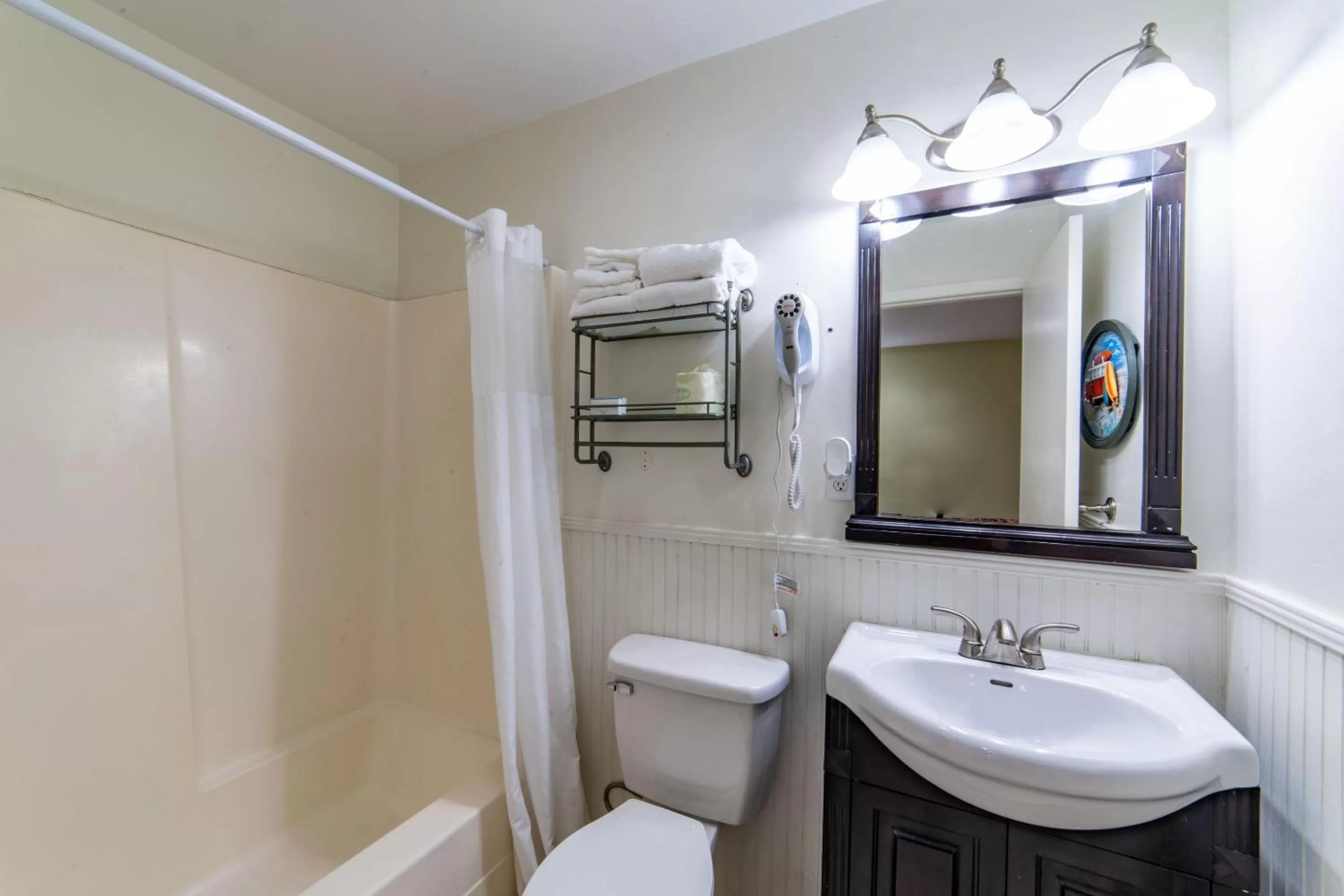 Shower in Captain's Table Hotel by Everglades Adventures