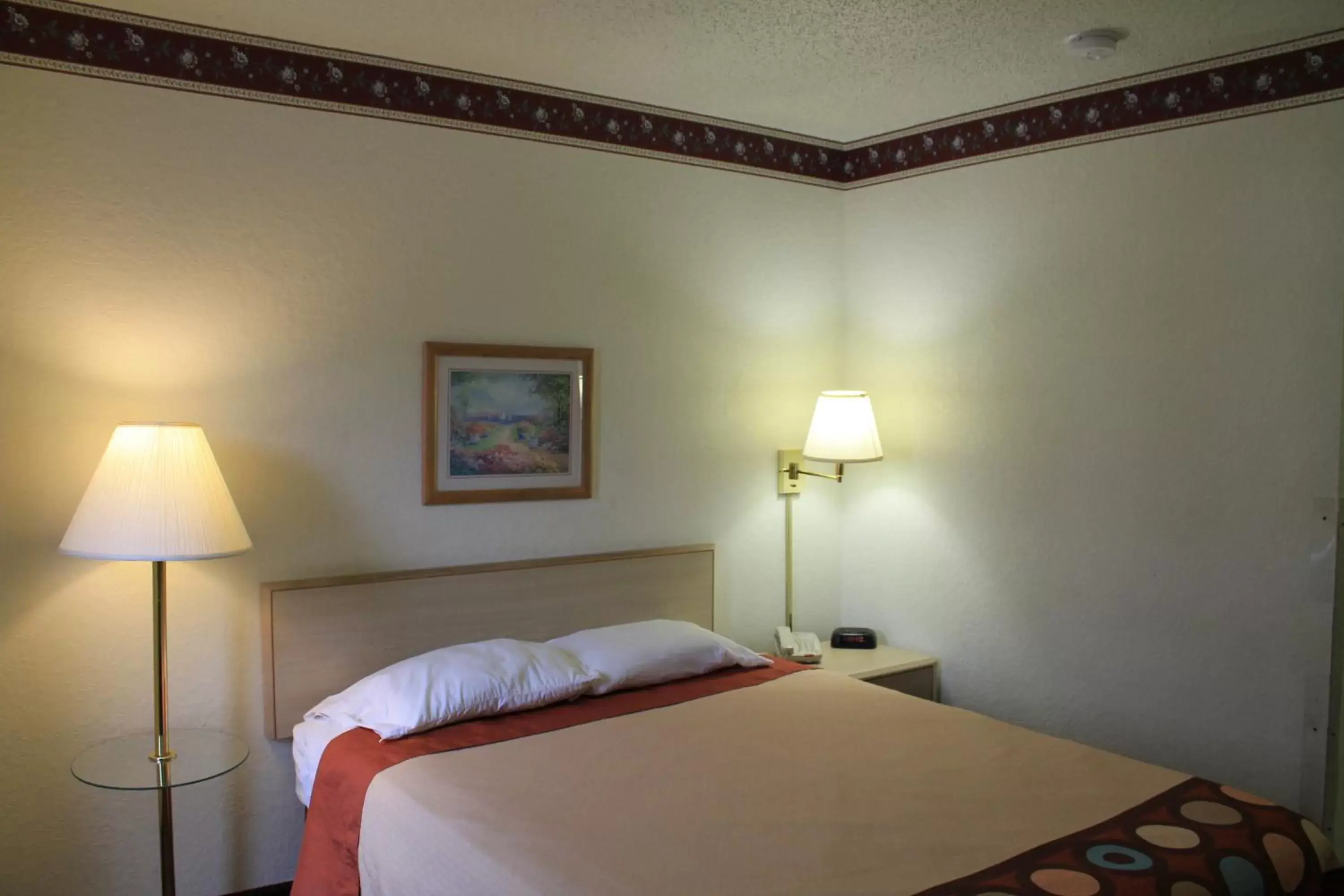 Bedroom, Bed in Super 8 by Wyndham San Antonio/Fiesta