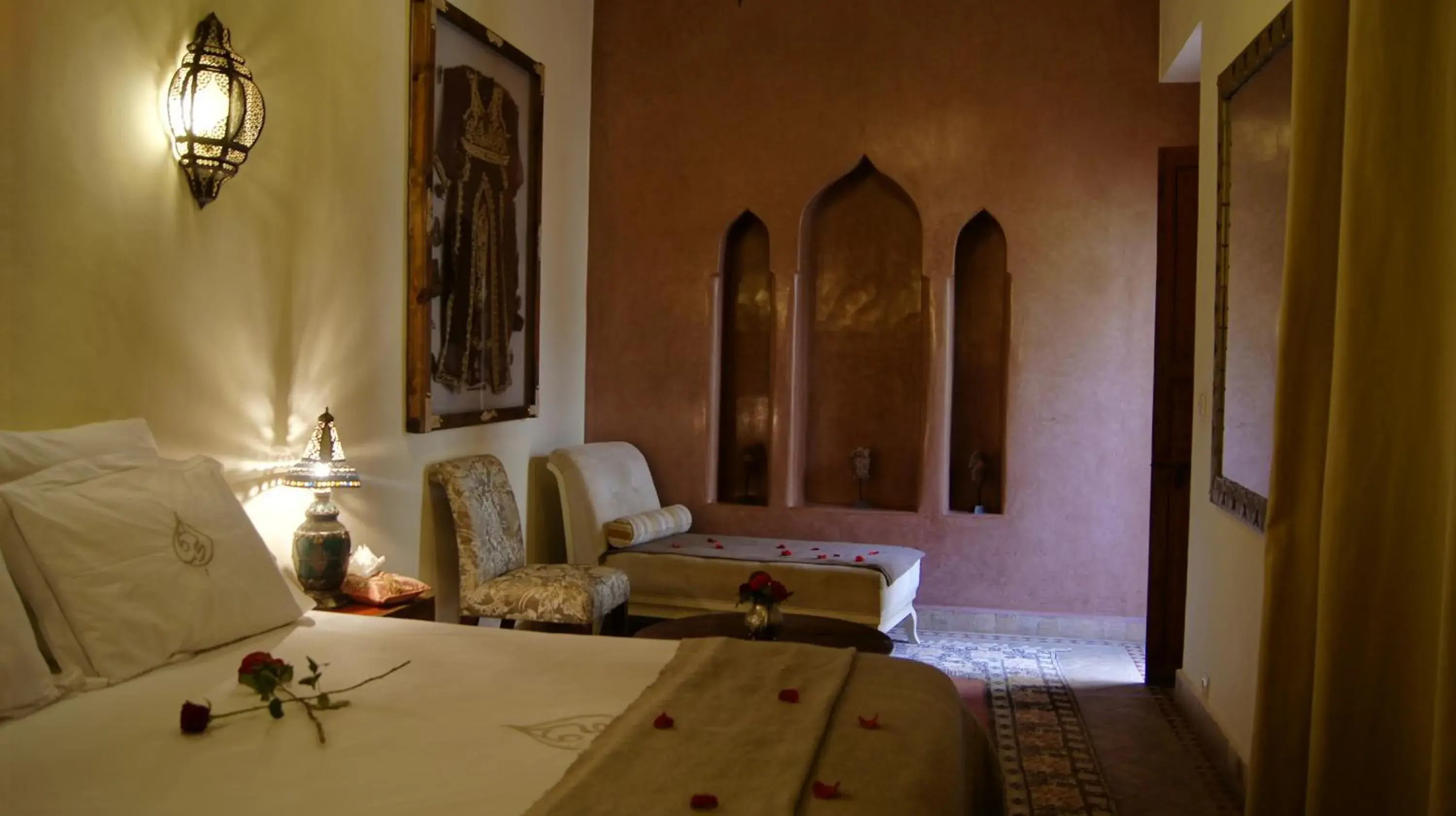Bed, Seating Area in Riad Les Trois Palmiers El Bacha