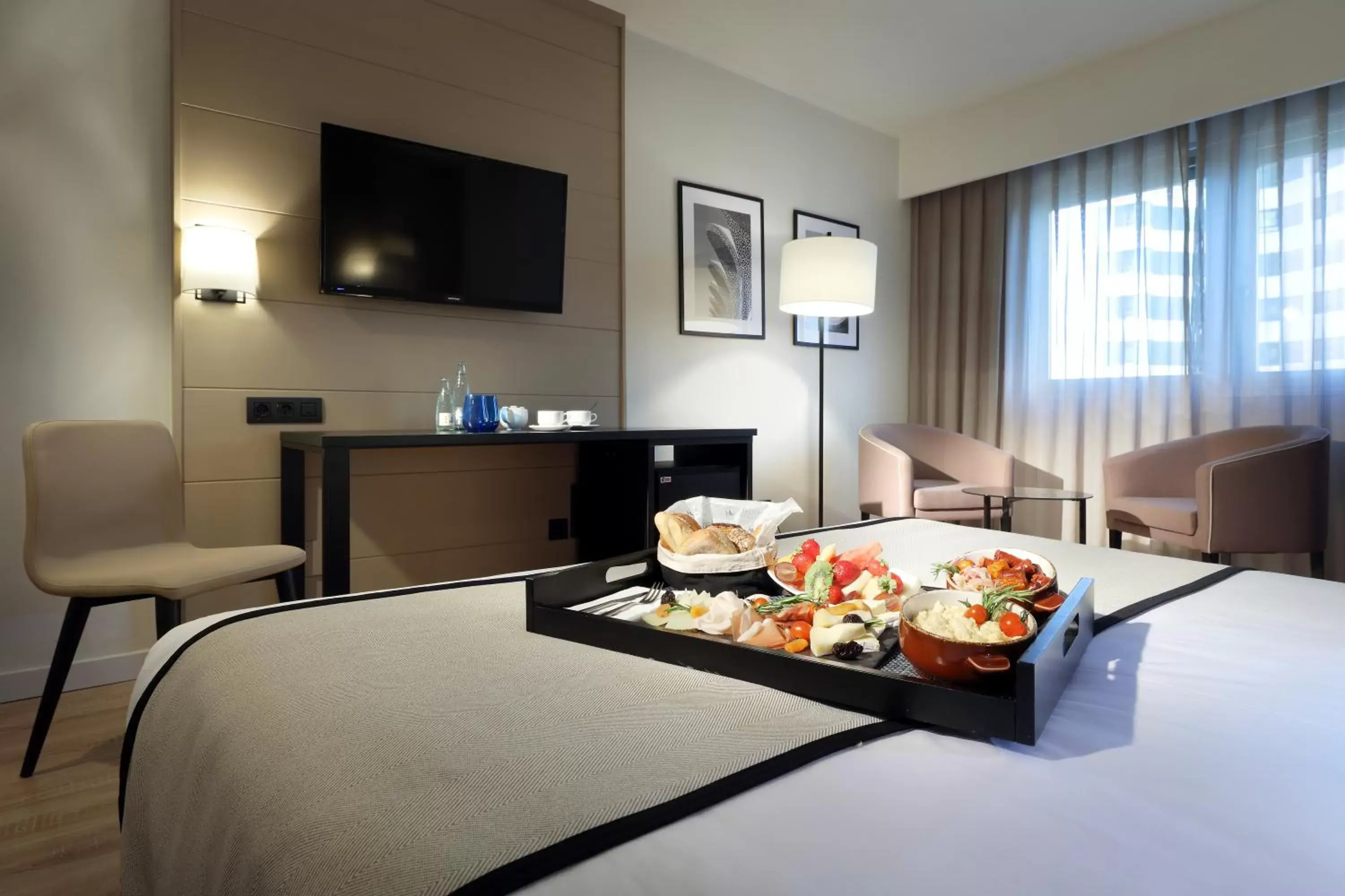 Bed, TV/Entertainment Center in Eurostars Rey Don Jaime