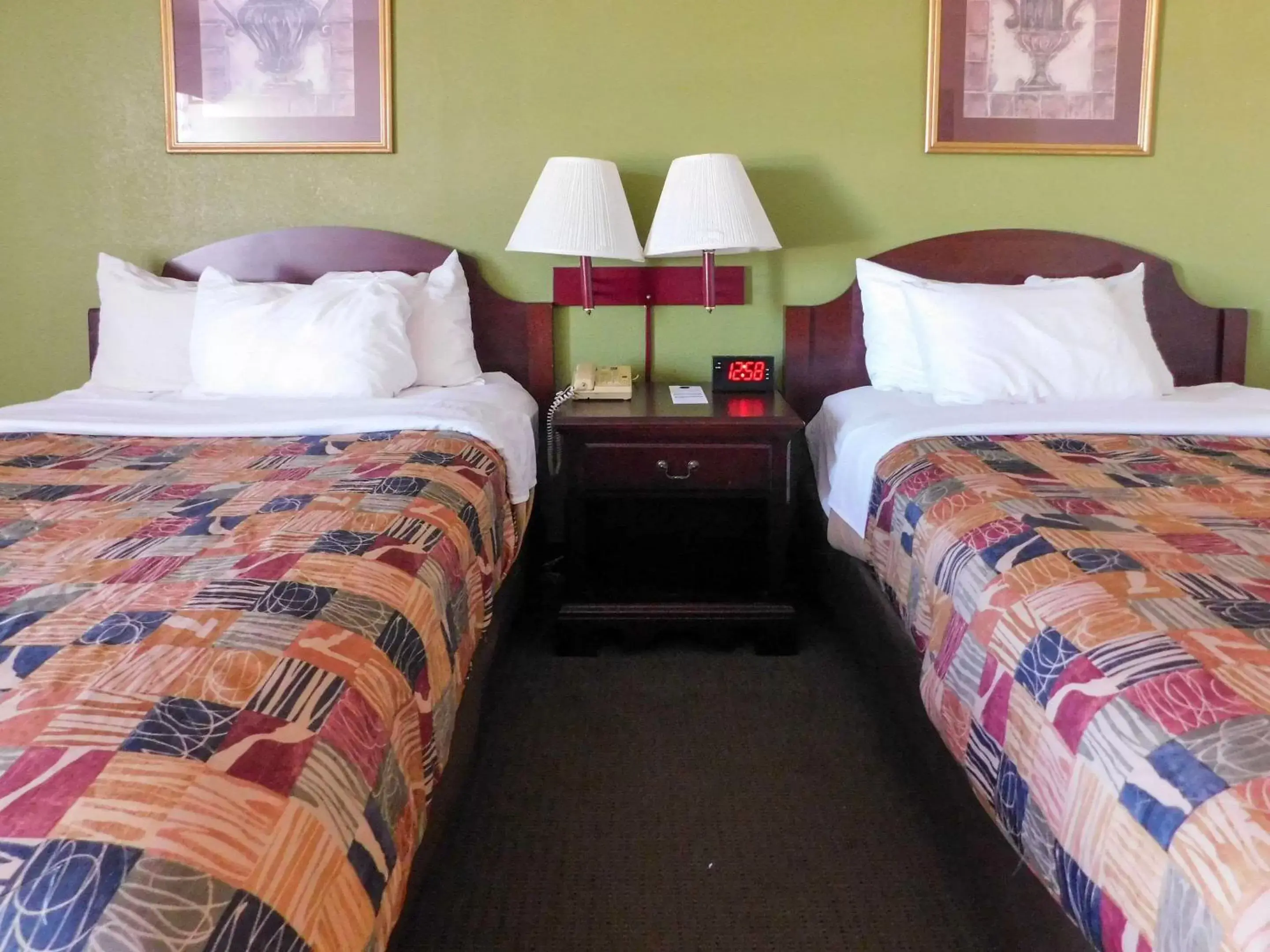 Photo of the whole room, Bed in Quality Inn & Suites Thomasville