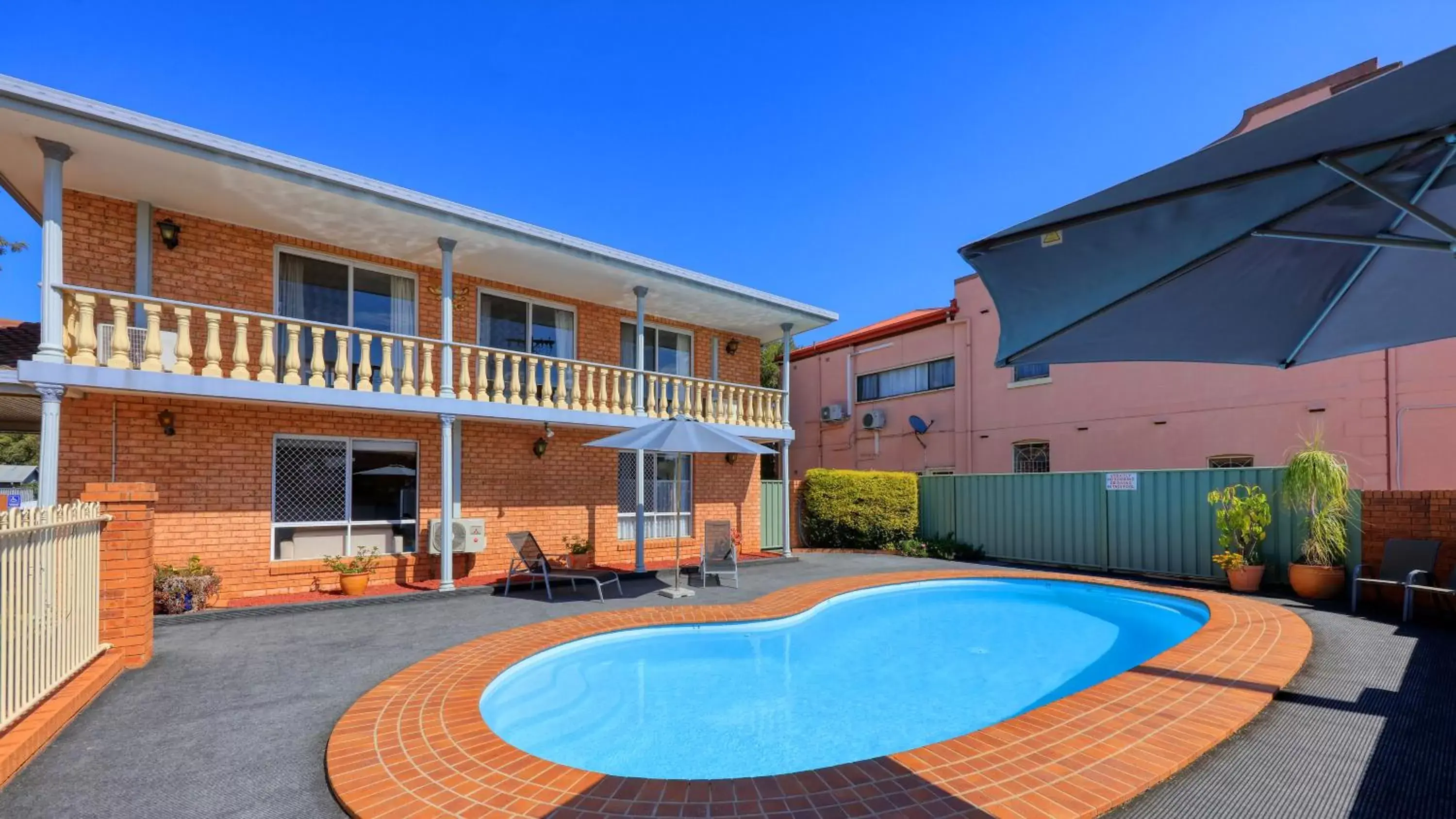 Swimming Pool in Blue Diamond Motor Inn