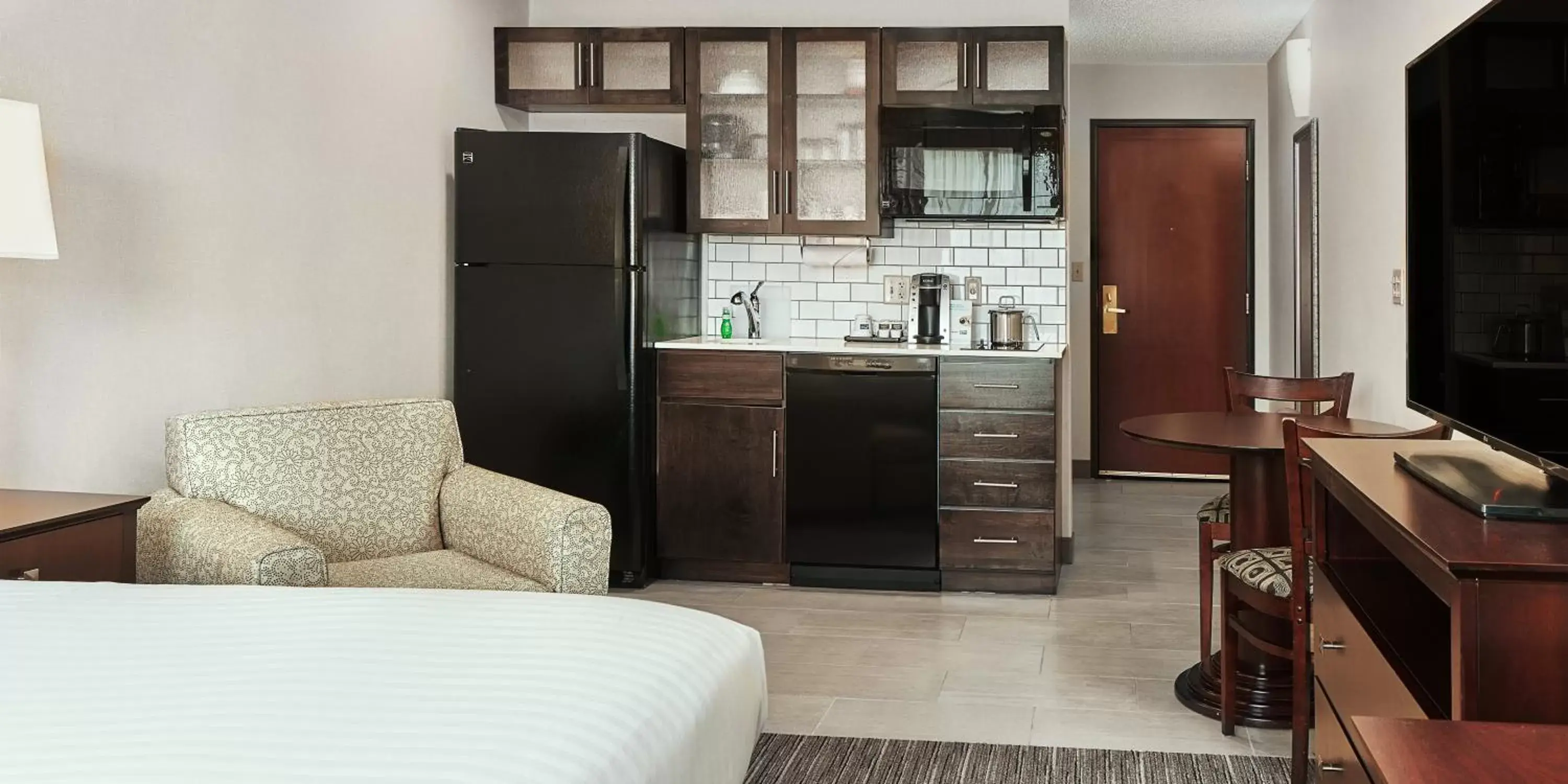 Photo of the whole room, Kitchen/Kitchenette in Holiday Inn Express Grove City - Premium Outlet Mall, an IHG Hotel