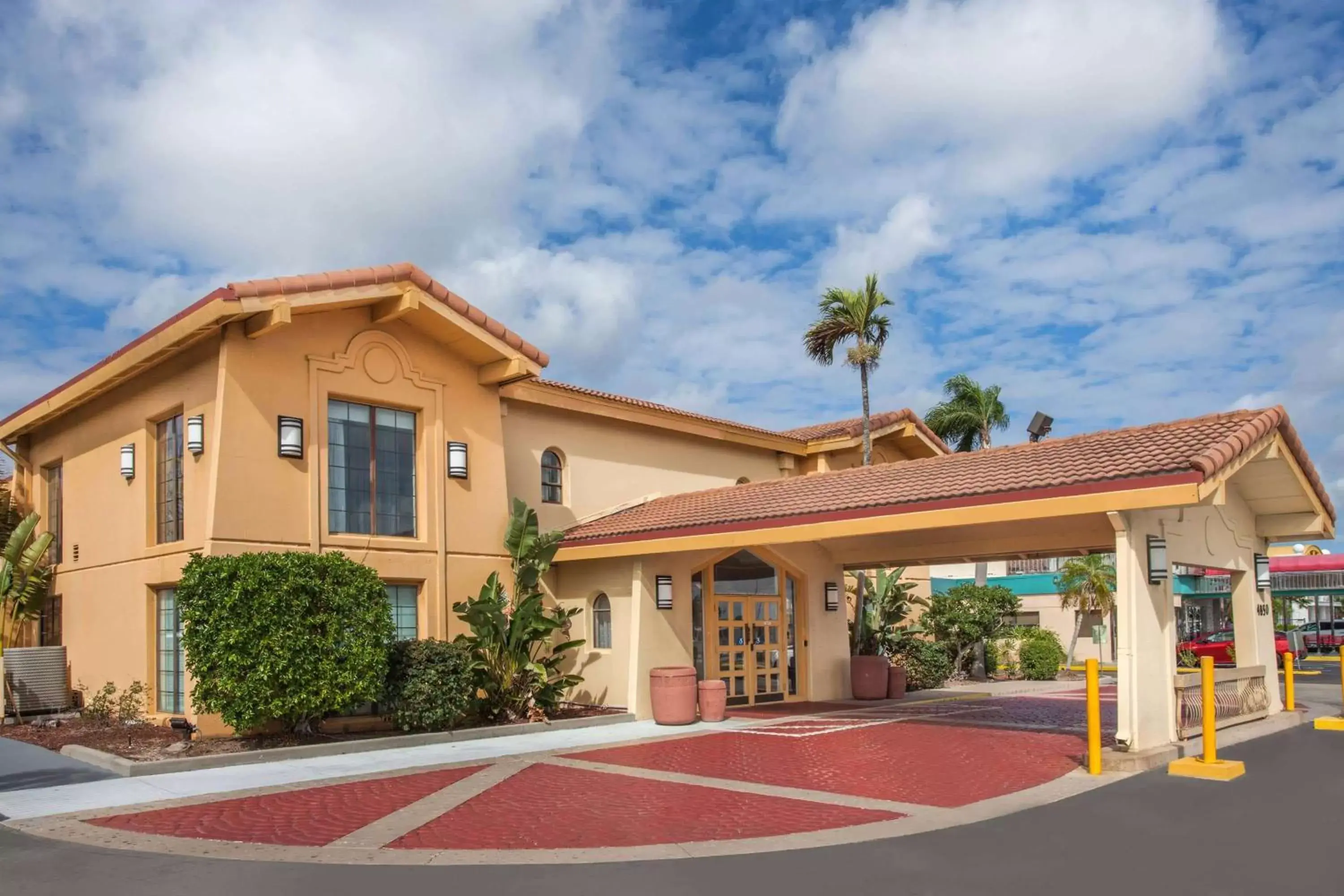 Property Building in La Quinta Inn by Wyndham Fort Myers Central