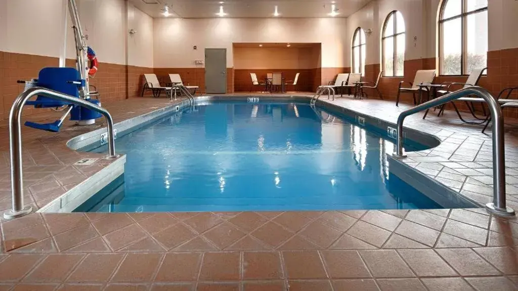 Swimming Pool in Best Western Plus Sikeston