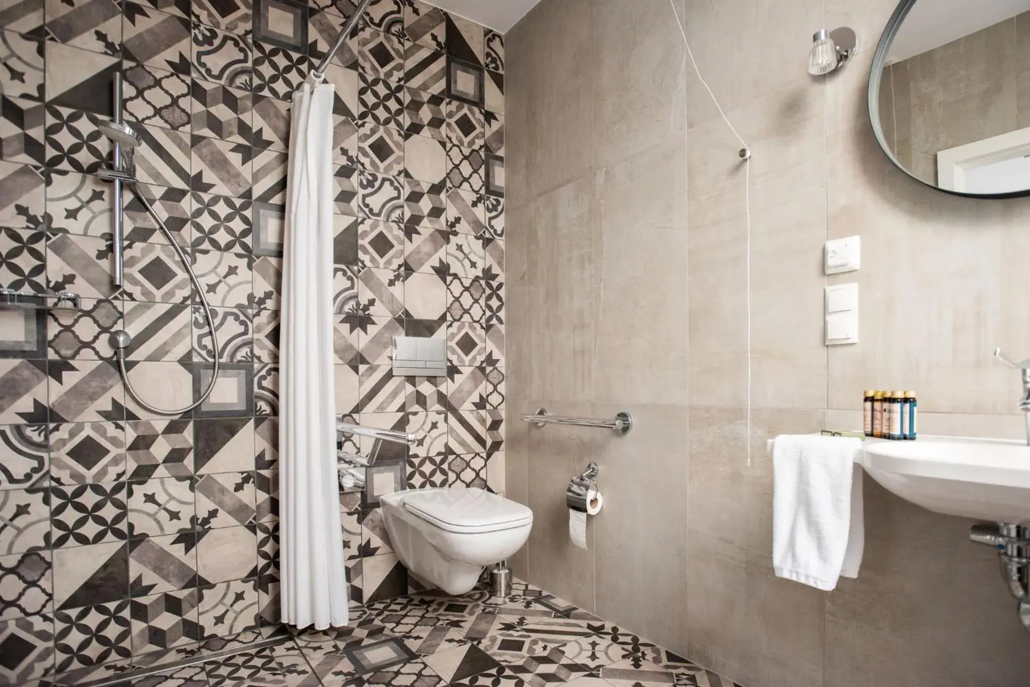 Shower, Bathroom in Hotel Indigo Krakow - Old Town, an IHG Hotel