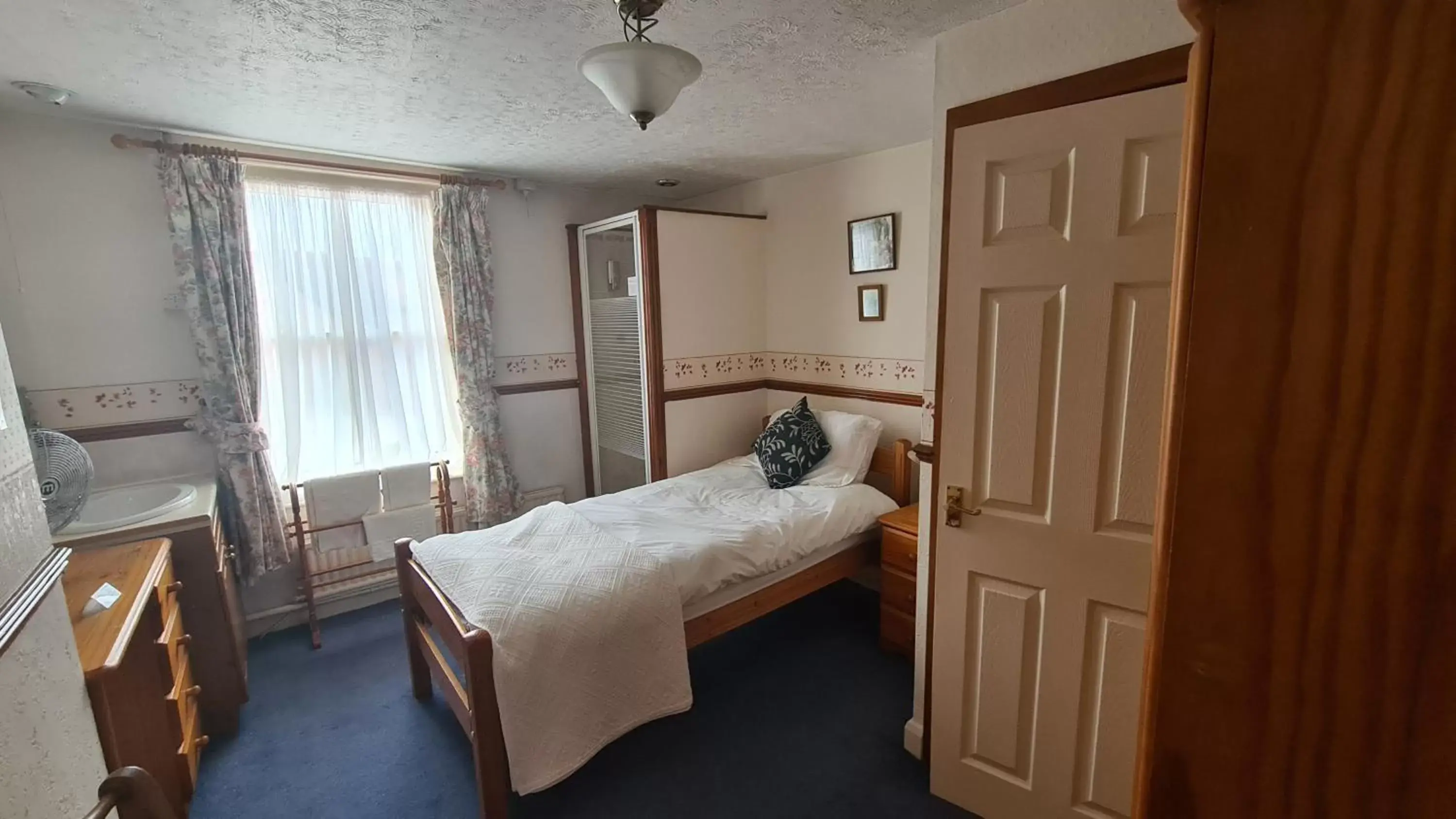 Single Room with Shower - single occupancy in The Foresters Arms