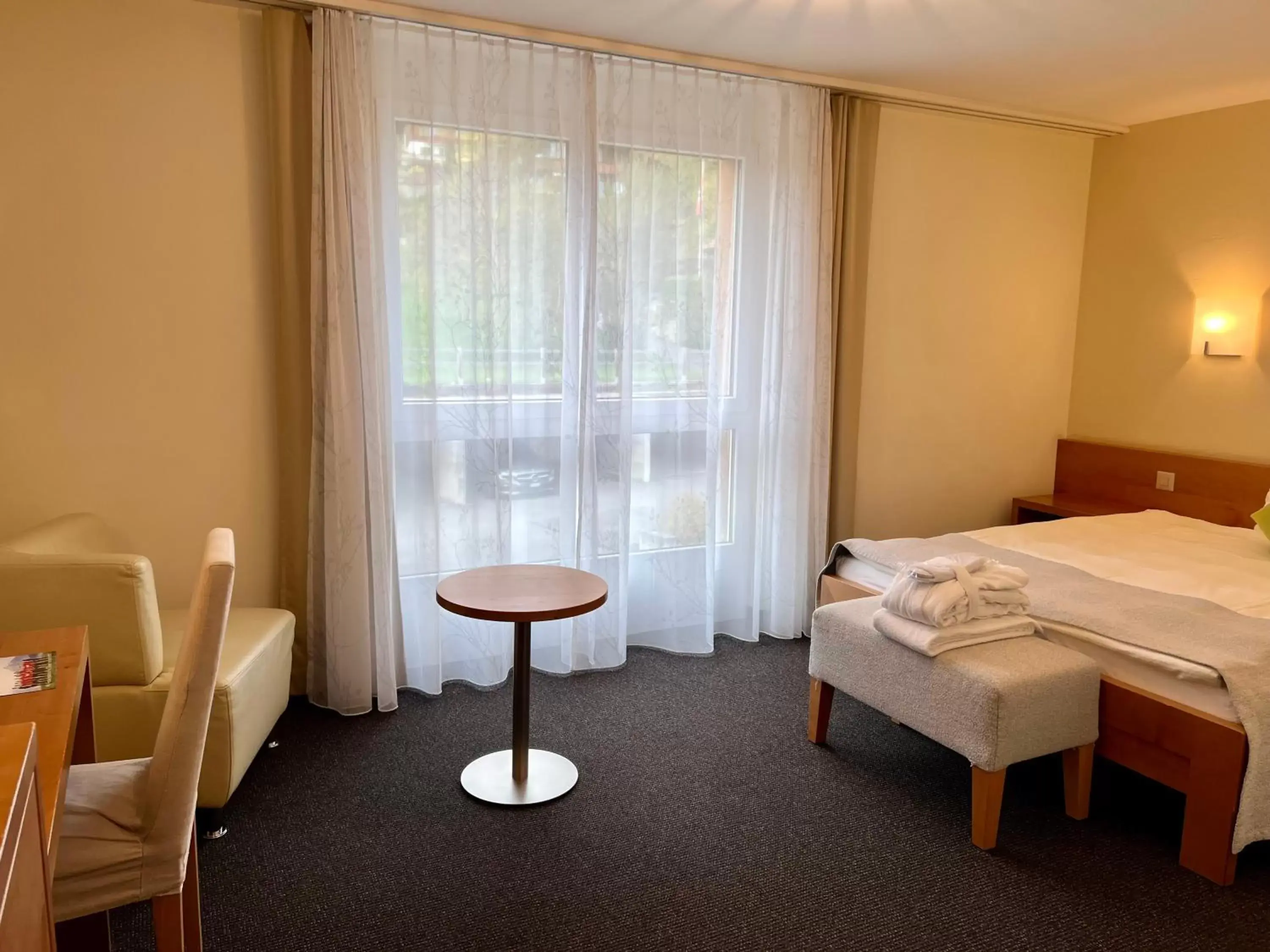 Photo of the whole room, Bed in Solbadhotel Sigriswil