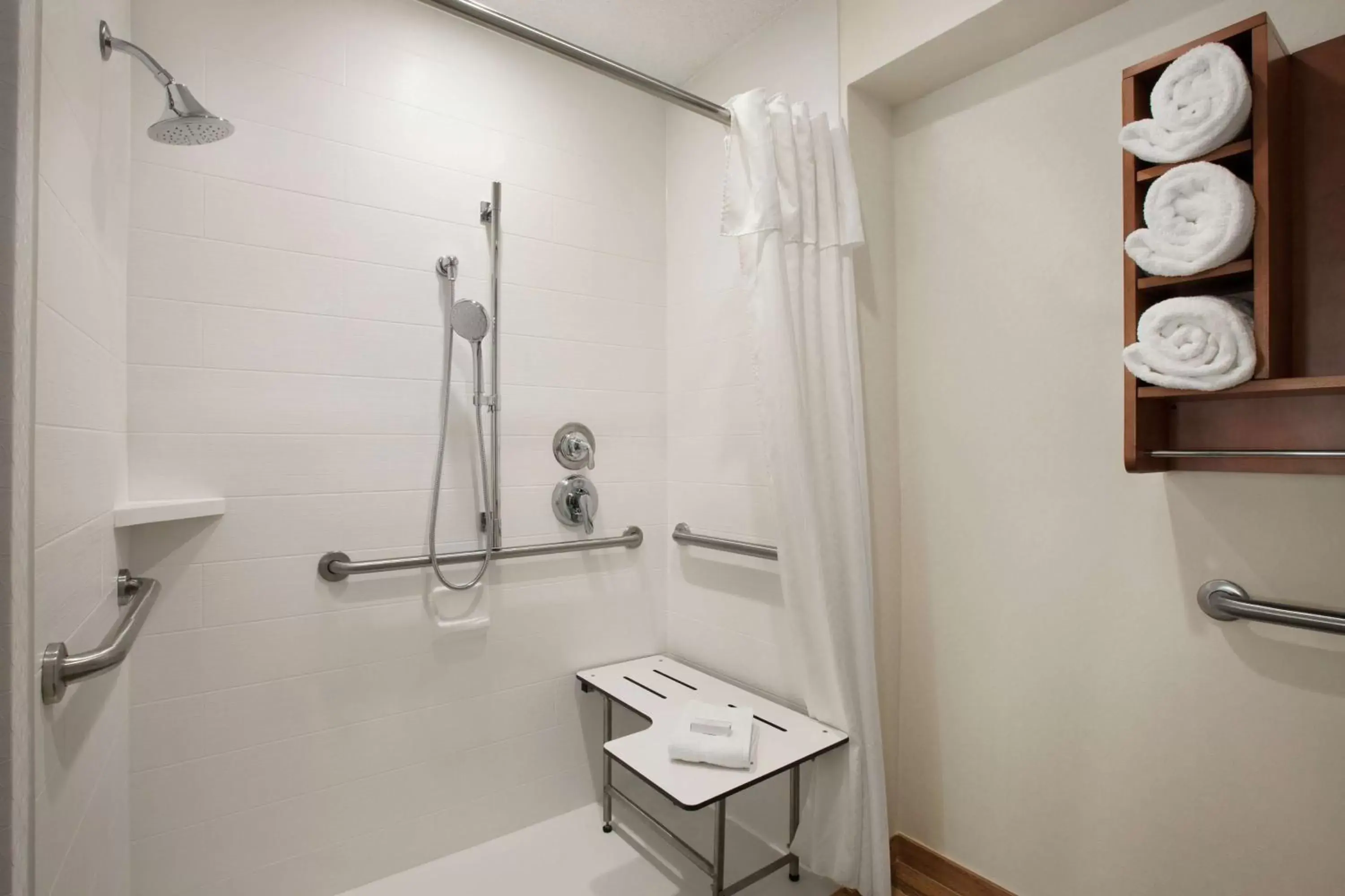 Bathroom in Homewood Suites by Hilton Kansas City Airport