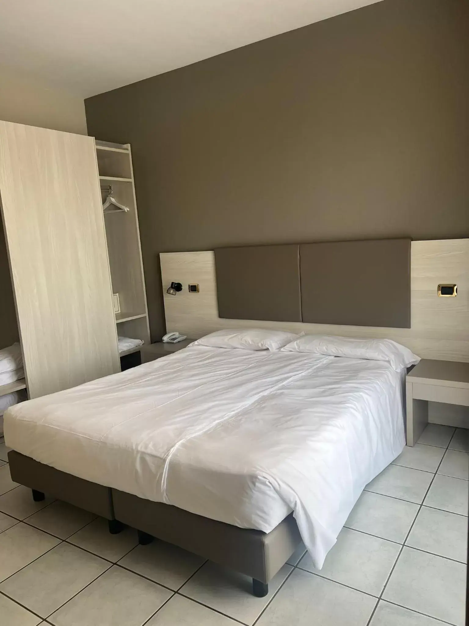 Bedroom, Bed in Le Terrazze sul Lago Hotel & Residence