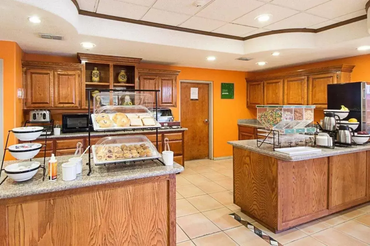 Food, Kitchen/Kitchenette in Shary Inn and Suites