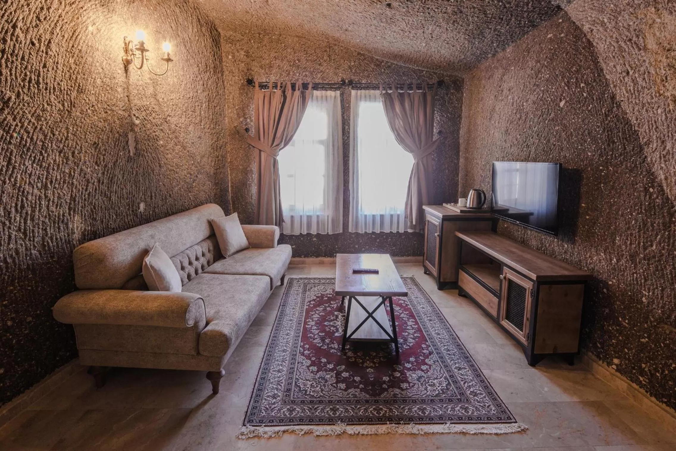 Communal lounge/ TV room in Lunar Cappadocia Hotel