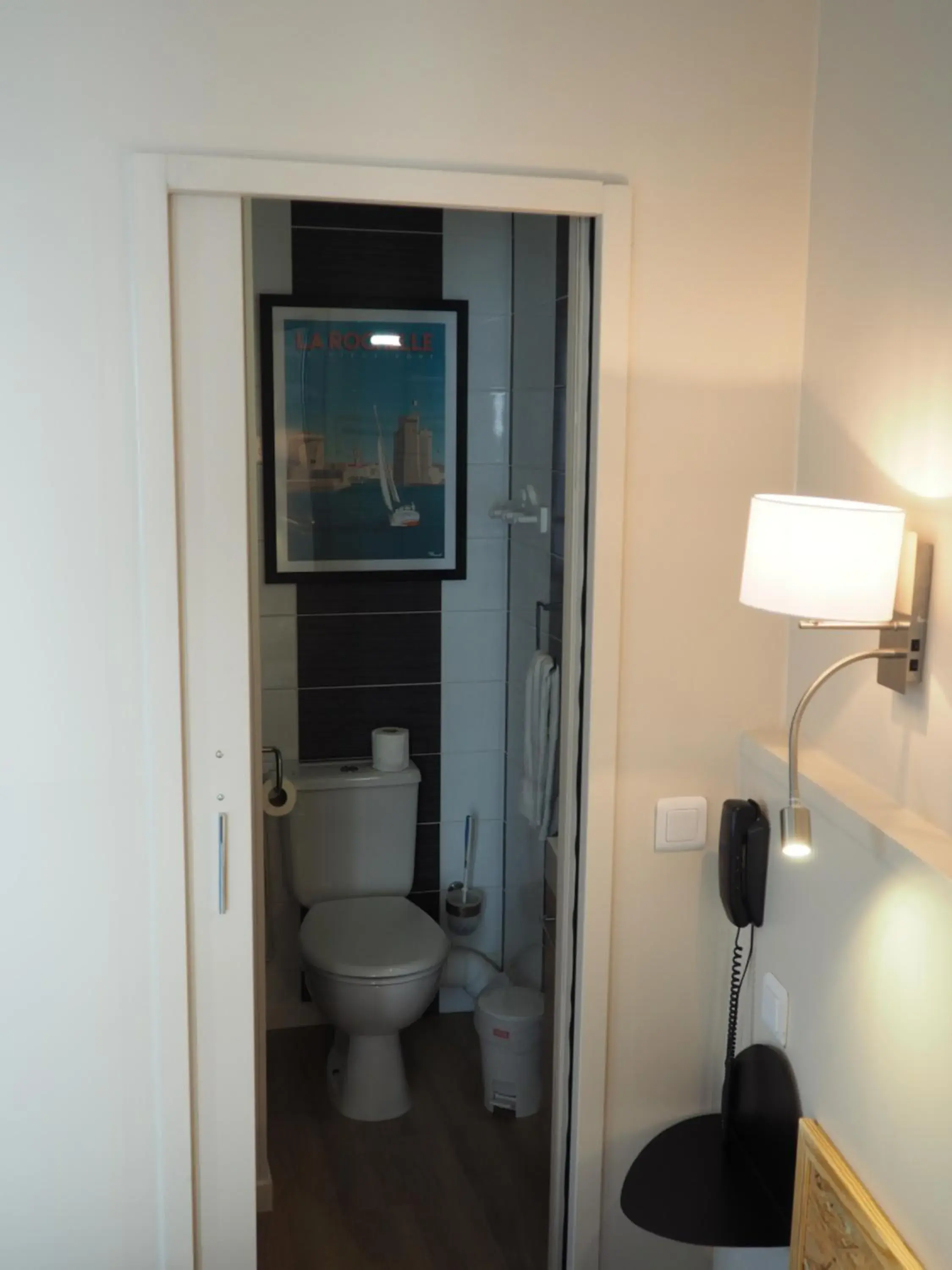 Toilet, Bathroom in Un Hotel sur le Port