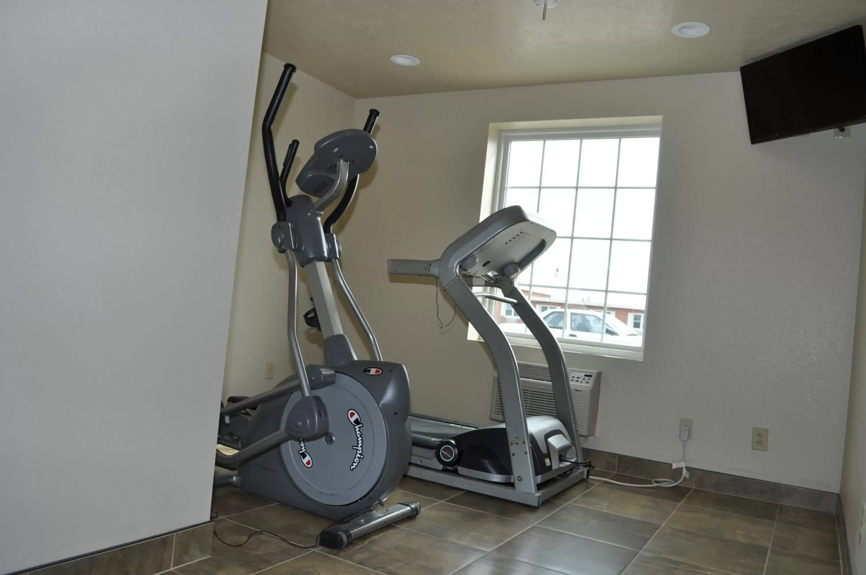 Fitness centre/facilities, Fitness Center/Facilities in Boarders Inn & Suites by Cobblestone Hotels - Broken Bow