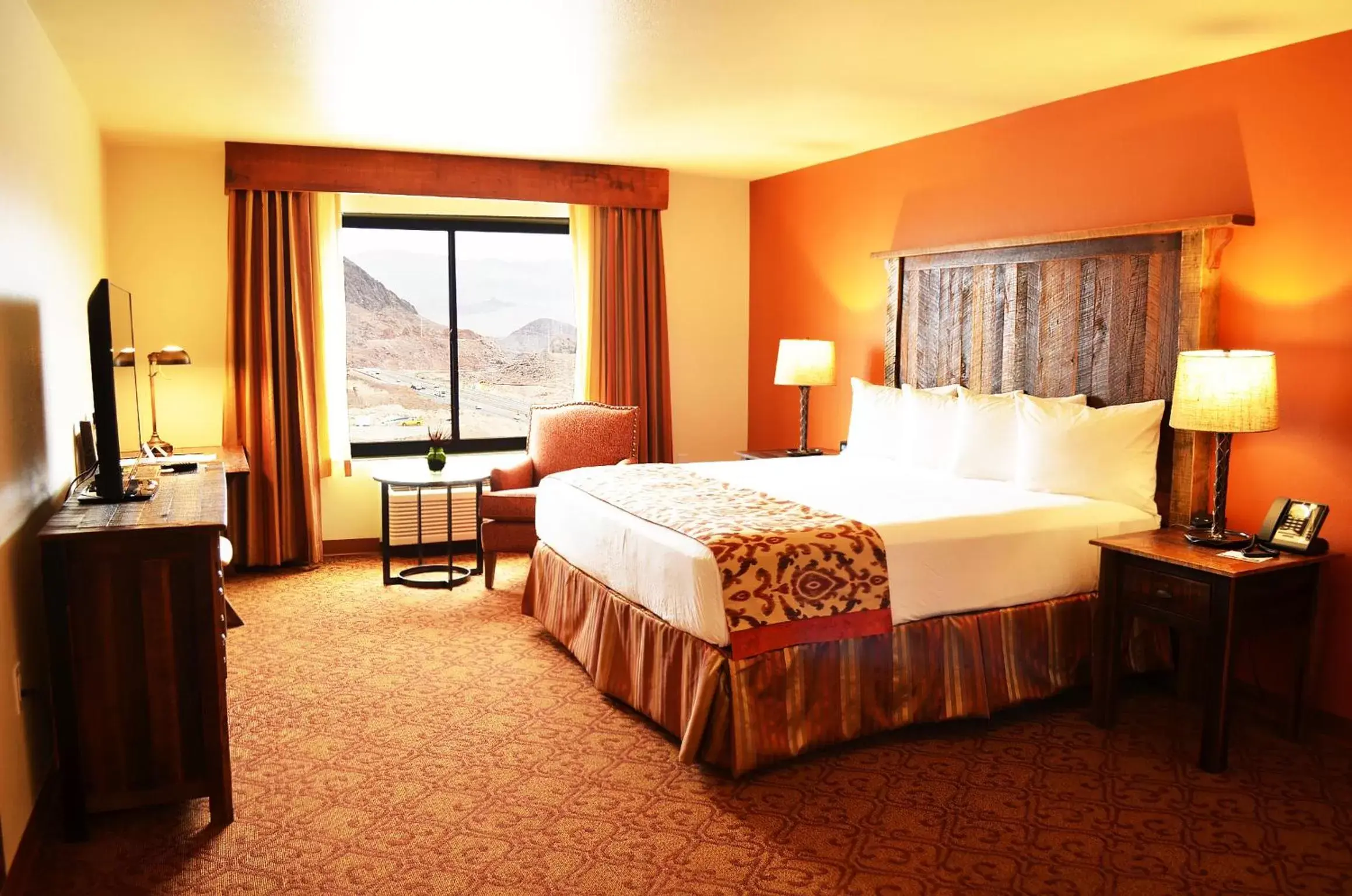 Photo of the whole room, Bed in Hoover Dam Lodge