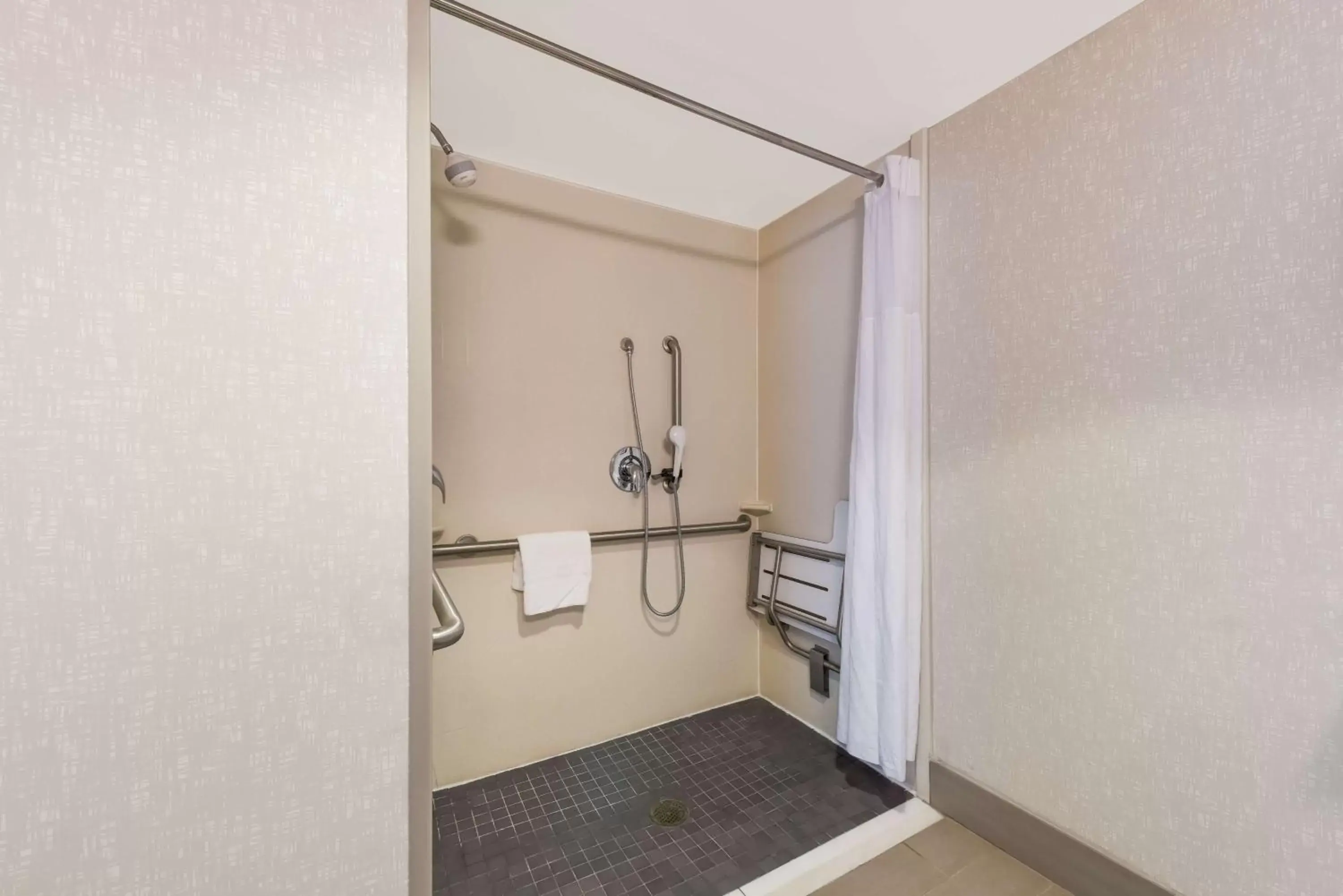 Bathroom in Hampton Inn & Suites Charlotte-Airport