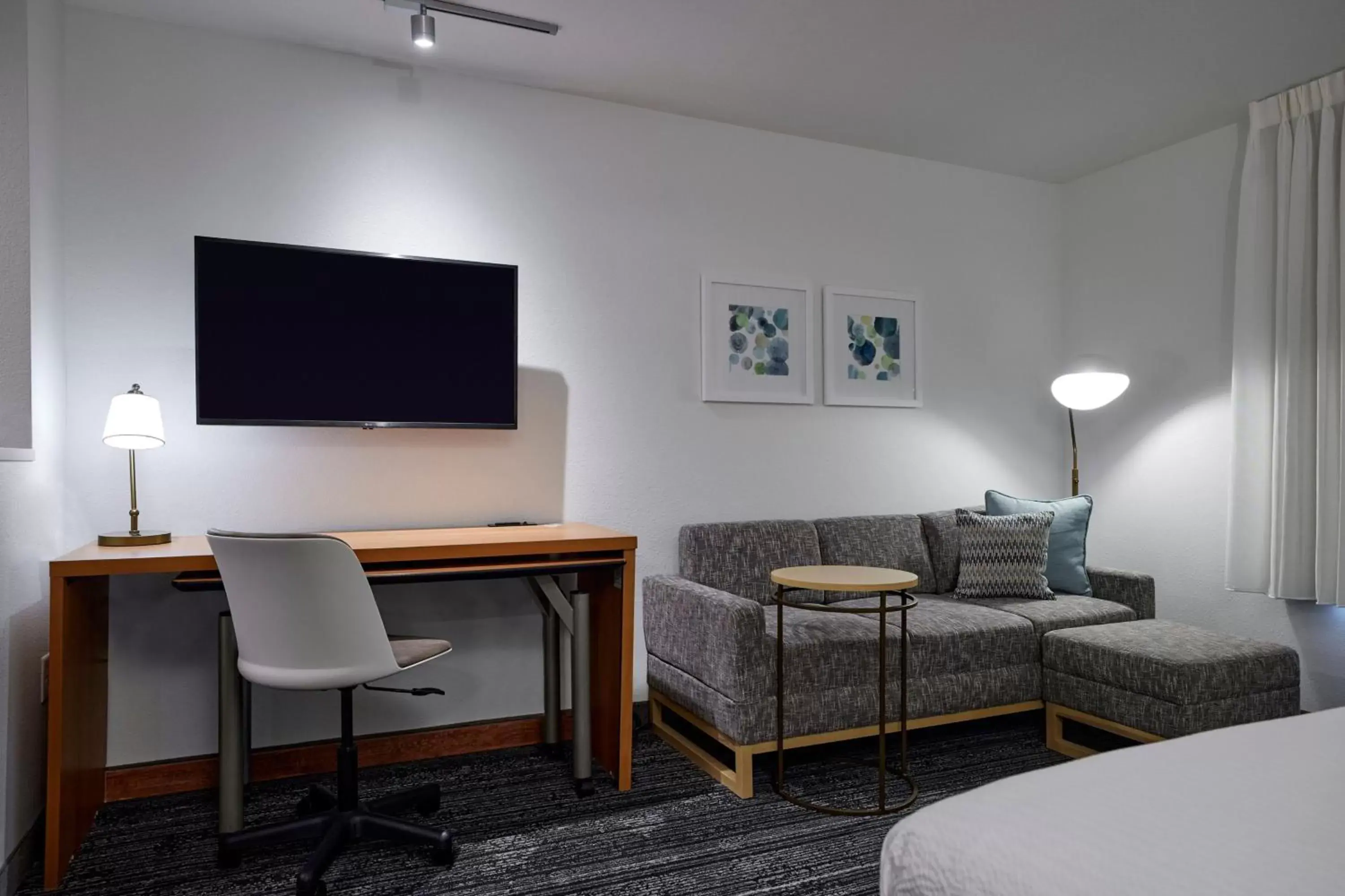 Bedroom, TV/Entertainment Center in TownePlace Suites Medford